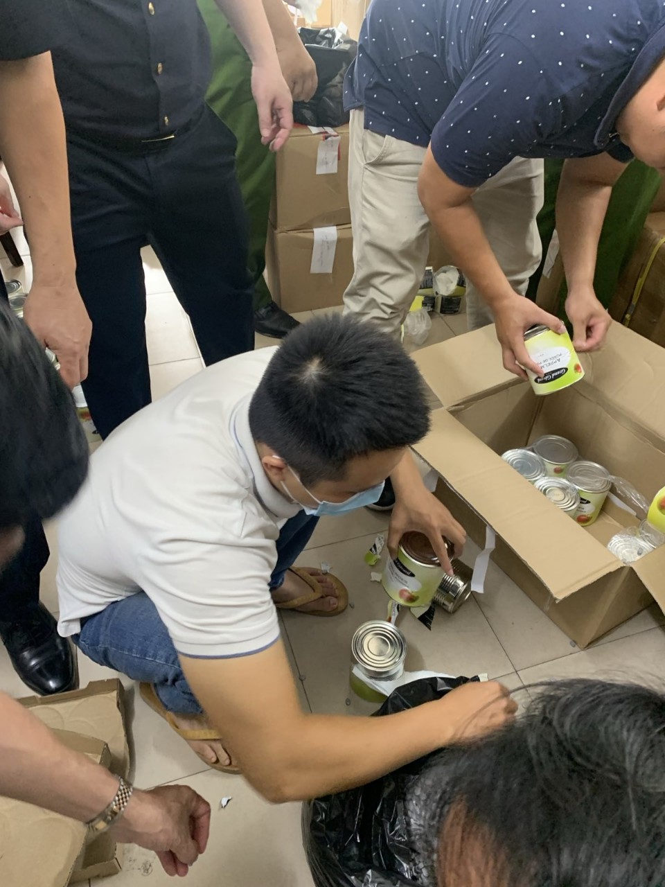 Các đối tượng giấu ma tuý dưới hàng xách tay, quà biếu để vận chuyển ma túy bằng đường hàng không về Việt Nam.