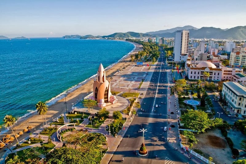 Khánh Hòa ghi nhận mức tăng trưởng GRDP 6 tháng đầu năm 2024 tăng 12,7%, đứng thứ 2 cả nước và dẫn đầu khu vực Bắc Trung Bộ và duyên hải Miền Trung. Ảnh: Tháp trầm trên đường Trần Phú, TP. Nha Trang, tỉnh Khánh Hòa.