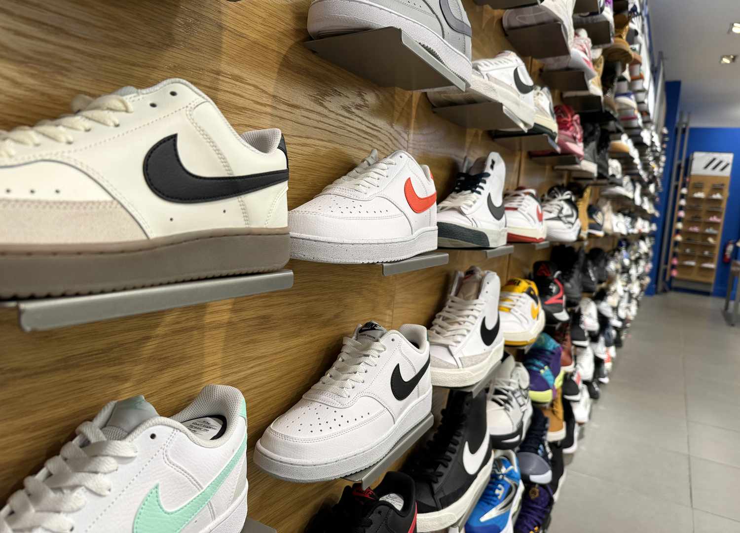 Nike ghi nhận mức tăng trưởng chậm chạp trong bối cảnh sức mua của người tiêu dùng ở các thị trường chính giảm mạnh.