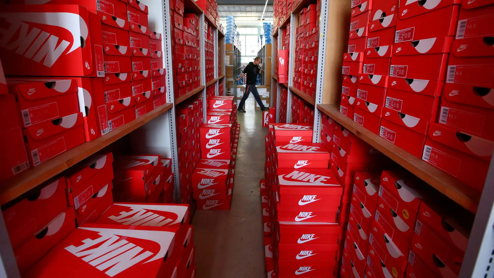 Để ghìm lại đà giảm doanh số đang ngày càng tồi tệ, Nike giảm sản xuất nhiều thương hiệu đang dư cung.