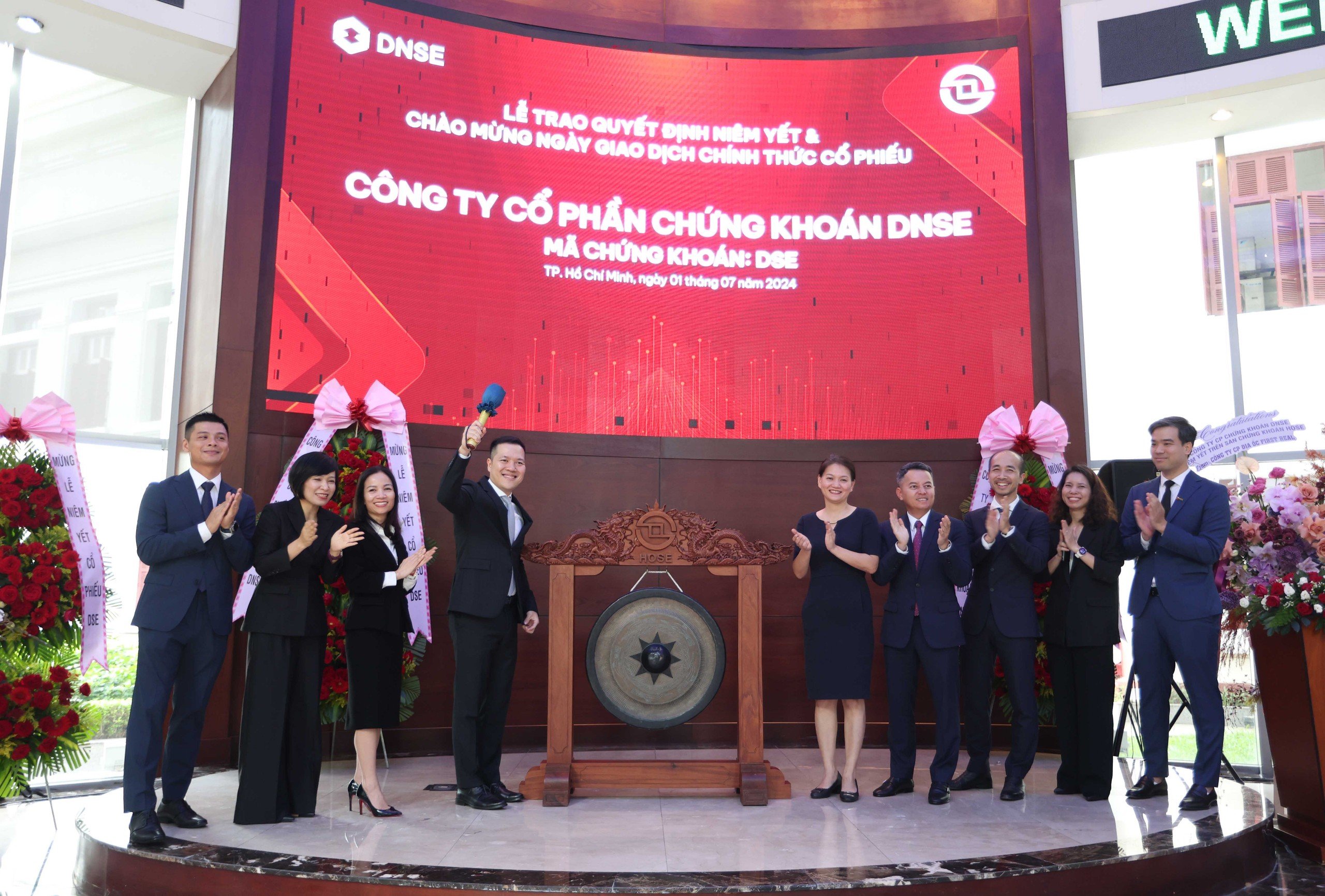 Ông Nguyễn Hoàng Giang, Chủ tịch HĐQT DNSE thực hiện nghi thức đánh cồng.