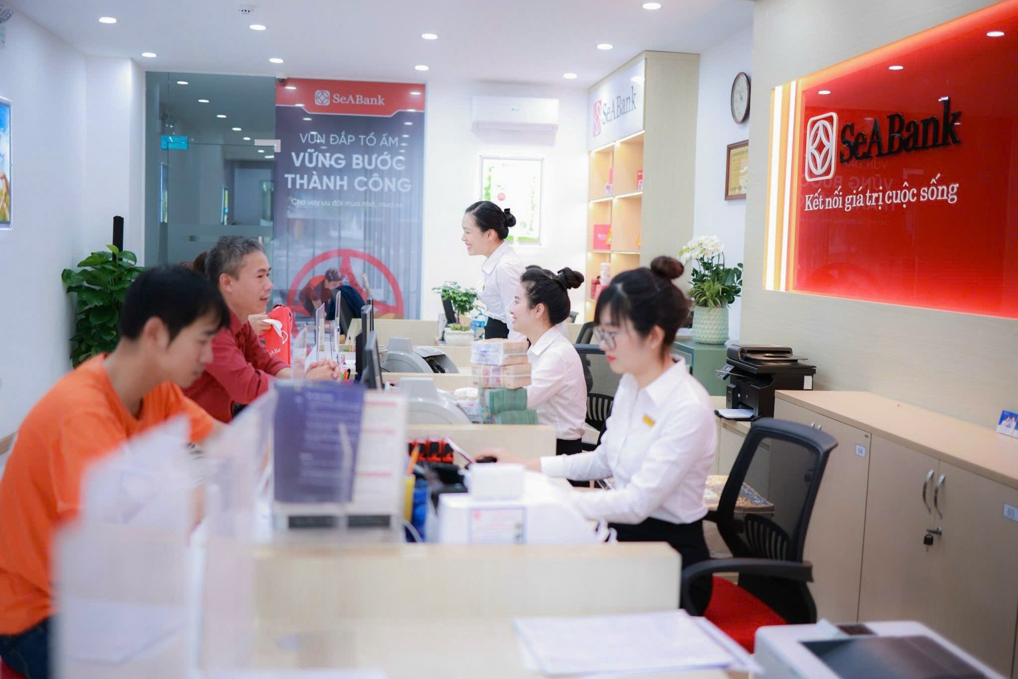 Khách hàng giao dịch tại SeABank.