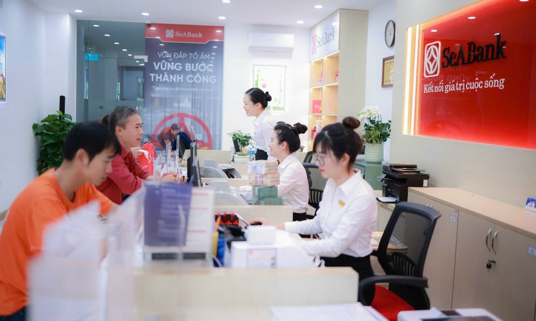 Khách hàng giao dịch tại SeABank.