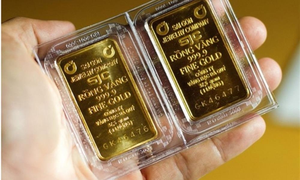 Vàng SJC được bán cho các cơ sở kinh doanh vàng bạc không có giấy phép với giá chênh lệch cao hơn so với Ngân hàng thương mại Nhà nước bán .