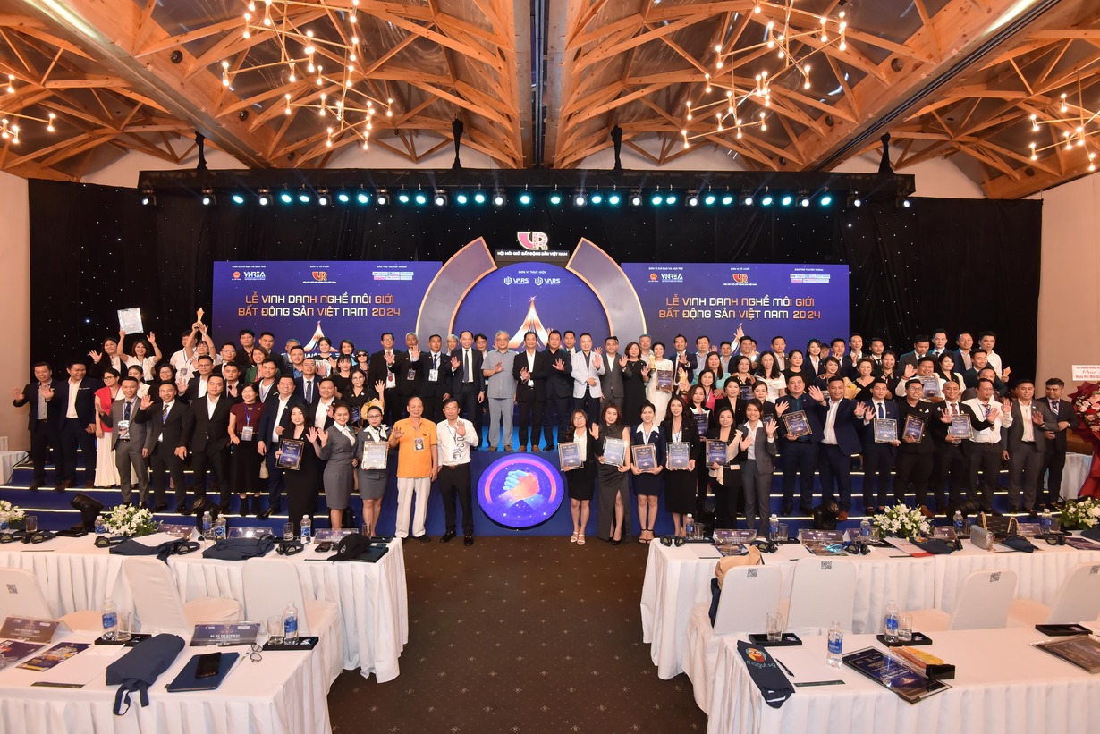 Hoạt động tôn vinh các môi giới bất động sản đã đóng góp tích cực cho sự phát triển của thị trường 