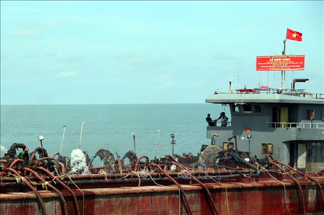 Bắt đầu khai thác cát biển tại tiểu khu B1.1 và B1.3 thuộc vùng biển Sóc Trăng phục vụ thi công dự án cao tốc Hậu Giang - Cần Thơ. Ảnh TTXVN.