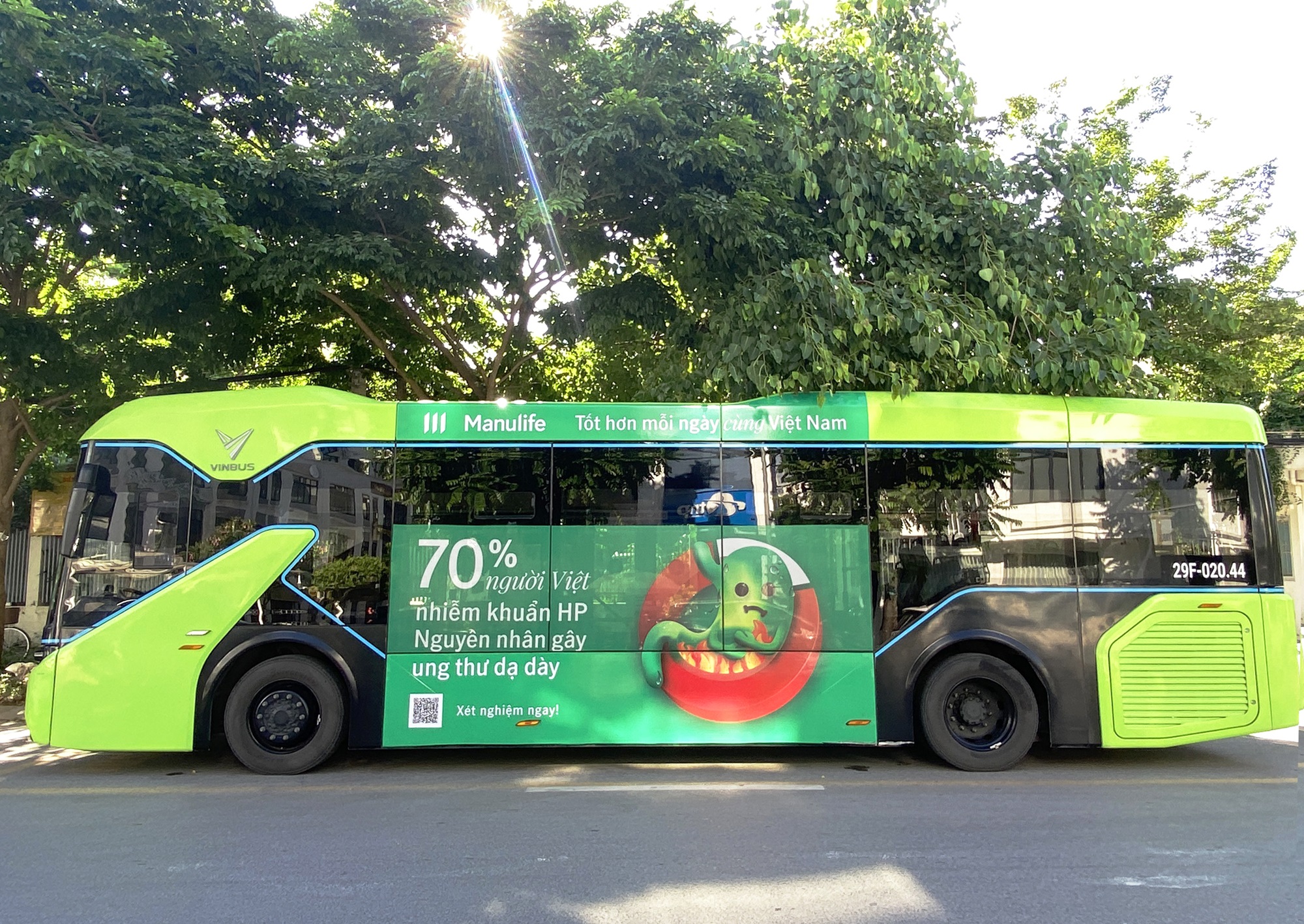Thông điệp về bệnh lý dạ dày trên xe buýt được nhiều người chú ý. Ảnh: Hiếu Ngân.