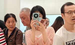 Điện thoại thông minh ngày càng phổ biến khiến doanh thu không thể bùng nổ.