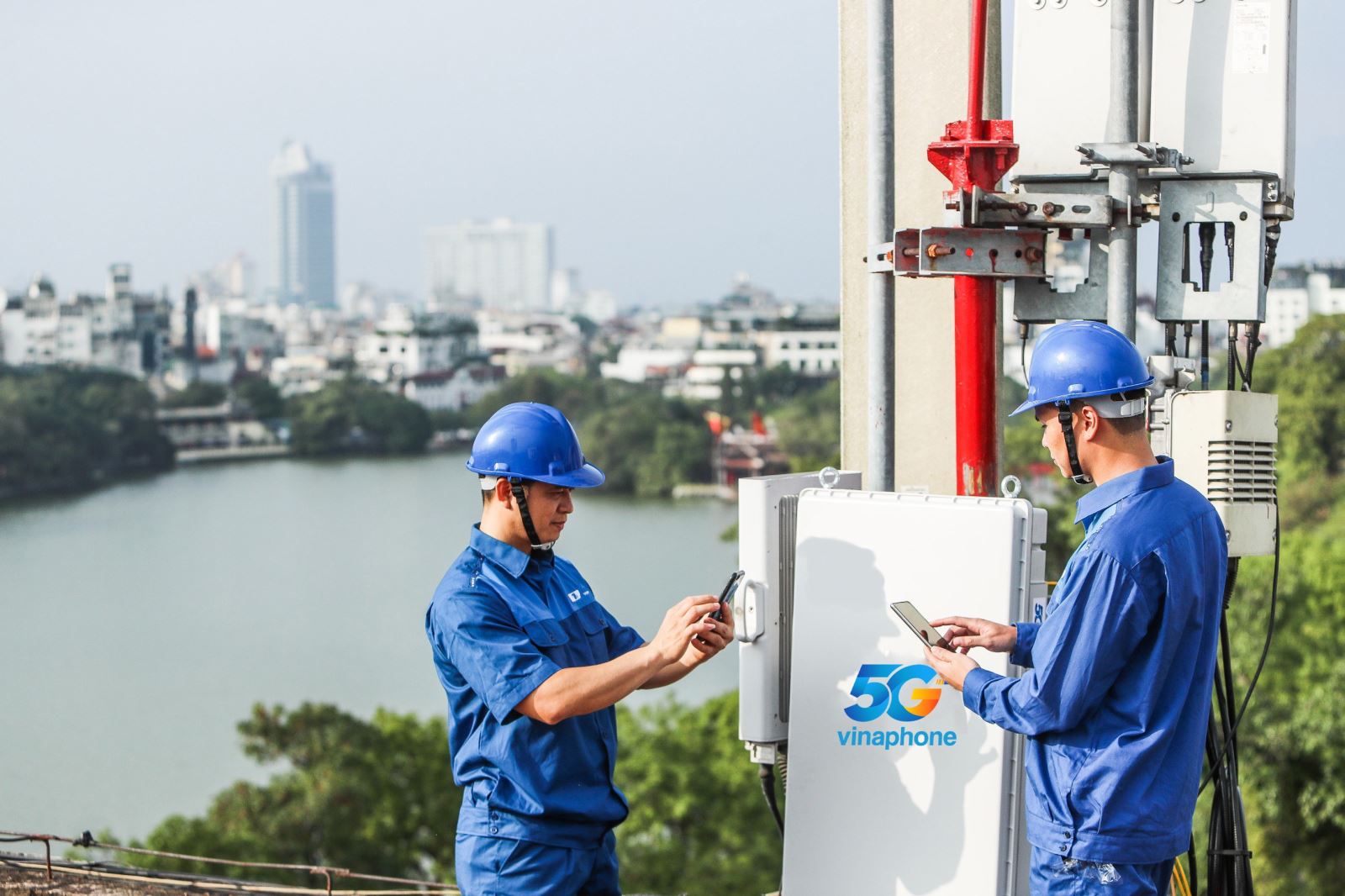 Đến nay, Bộ Thông tin và Truyền thông đã cấp giấy phép tần số triển khai mạng 5G cho hai nhà mạng là Viettel và VNPT.