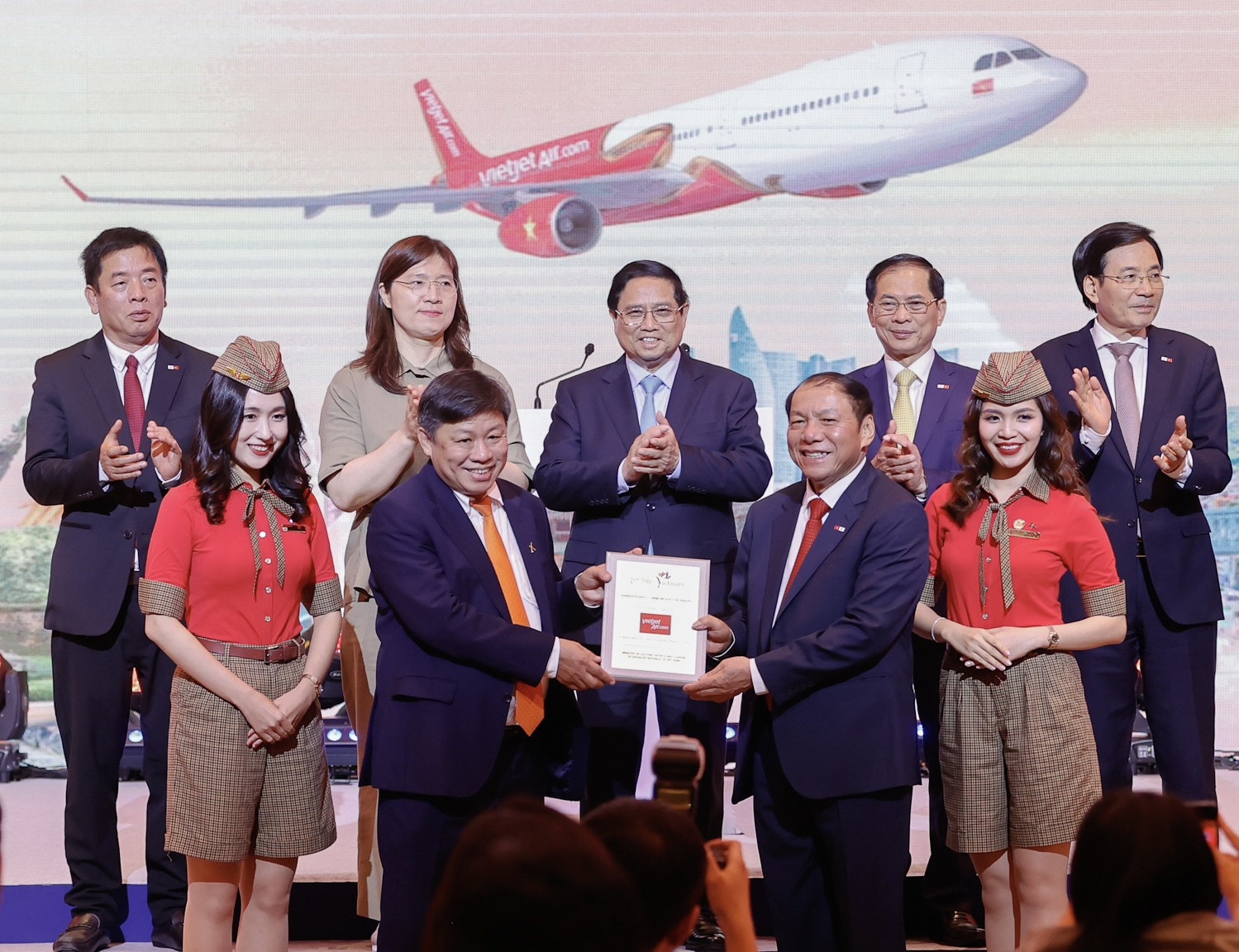 Dưới sự chứng kiến của Thủ tướng Phạm Minh Chính, Bộ trưởng Bộ Văn hóa Thể thao và Du lịch Nguyễn Văn Hùng trao tặng Kỷ niệm chương chúc mừng cho hành trình 10 năm kết nối giữa Việt Nam - Hàn Quốc của Vietjet.
