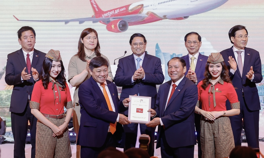 Dưới sự chứng kiến của Thủ tướng Phạm Minh Chính, Bộ trưởng Bộ Văn hóa Thể thao và Du lịch Nguyễn Văn Hùng trao tặng Kỷ niệm chương chúc mừng cho hành trình 10 năm kết nối giữa Việt Nam - Hàn Quốc của Vietjet.