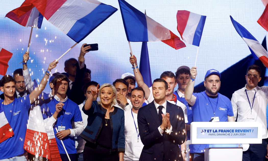Bà Marine Le Pen, thủ lĩnh đảng cực hữu Mặt trận Quốc gia Pháp (RN) và người ủng hộ tại một sự kiện vào tháng 6/2024 - Ảnh: Reuters.