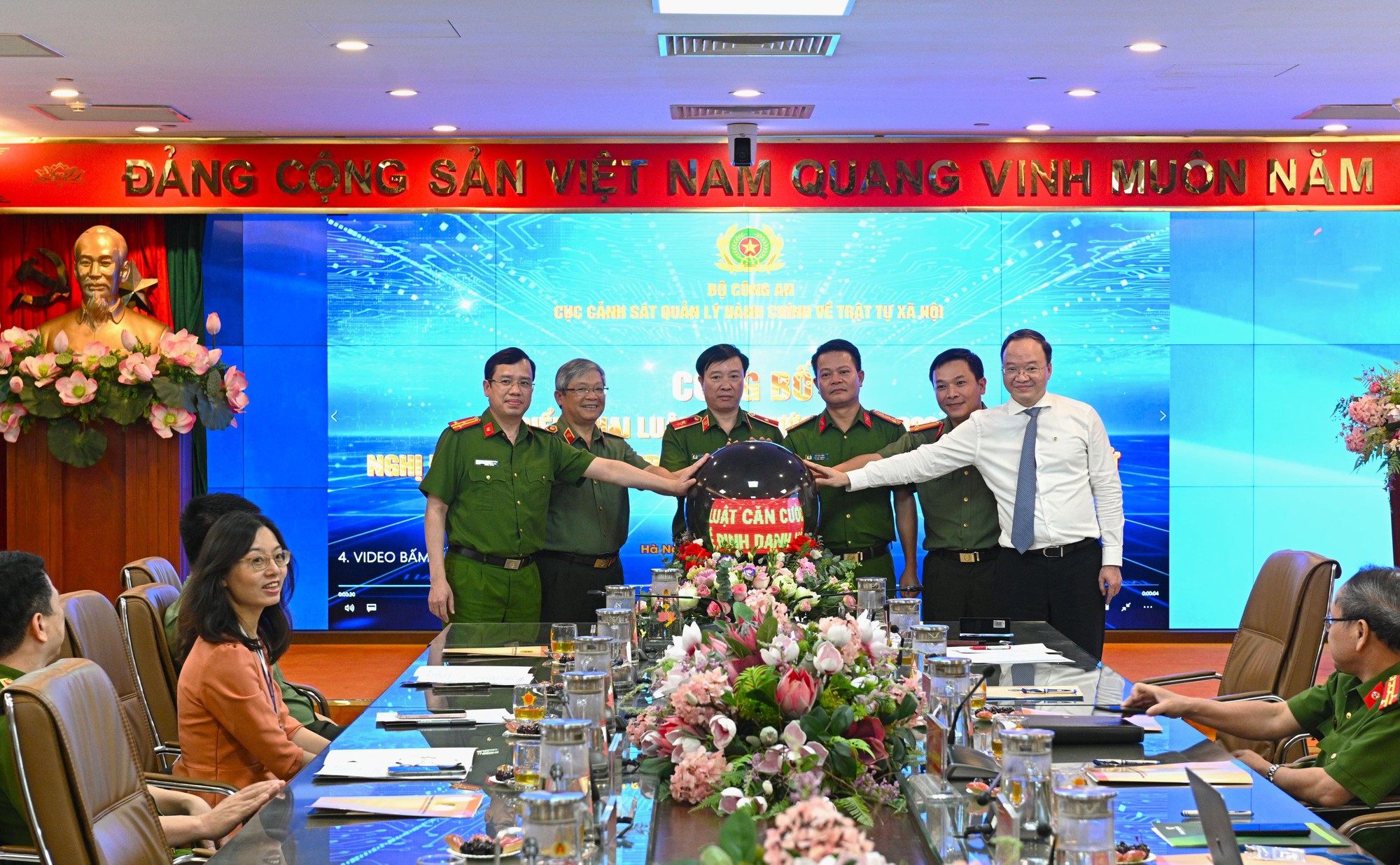 Lễ phát động triển khai Luật Căn cước năm 2023 và Nghị định số 69/2024/NĐ-CP về định danh và xác thực điện tử. (Ảnh: VGP/HT).