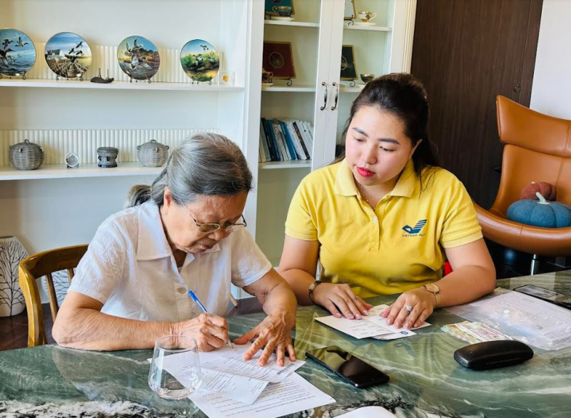 Chi trả lương hưu cho người hưởng tại TP. HCM. Ảnh: BHXH TP. HCM. 