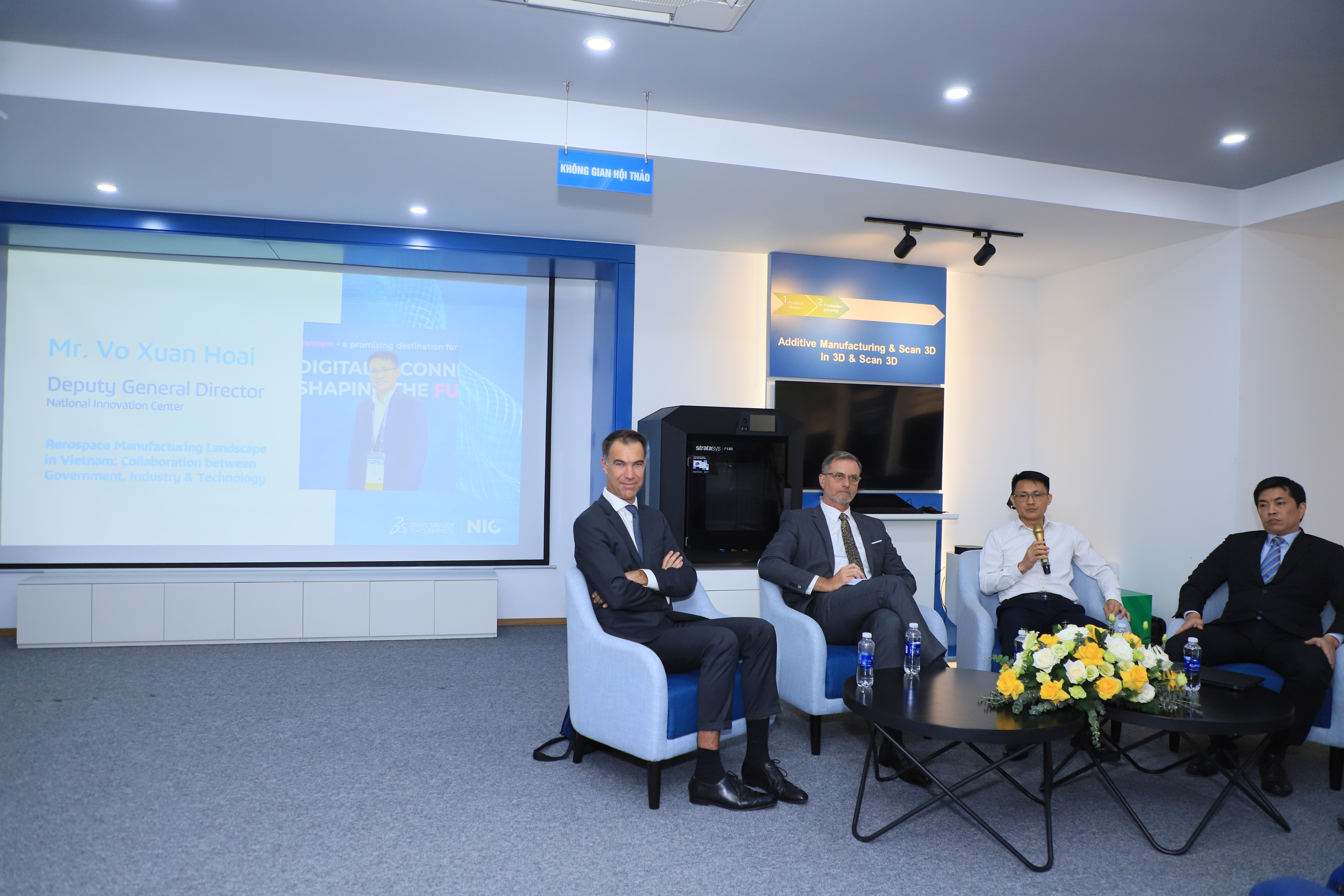 C&aacute;c chuy&ecirc;n gia trao đổi tại Ng&agrave;y hội Đổi mới s&aacute;ng tạo sản xuất h&agrave;ng kh&ocirc;ng vũ trụ v&agrave; Quốc ph&ograve;ng lần đầu tổ chức tại H&agrave; Nội.