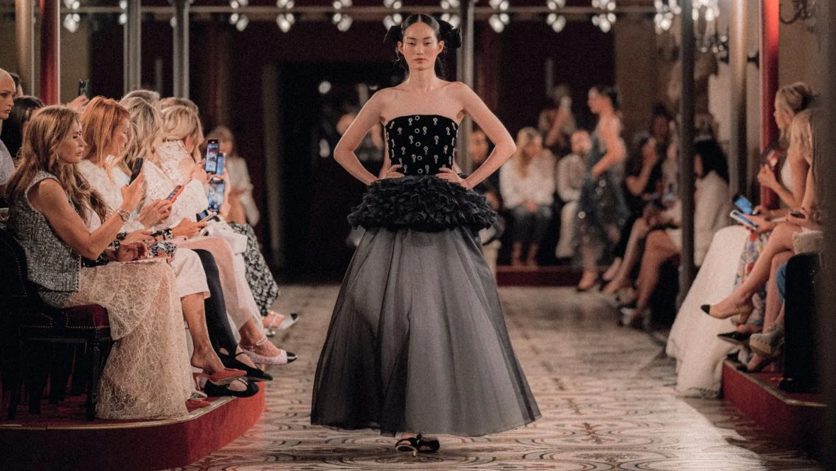 Tr&ecirc;n to&agrave;n cầu, ng&agrave;nh thời trang cao cấp đang ph&aacute;t triển rất tốt.