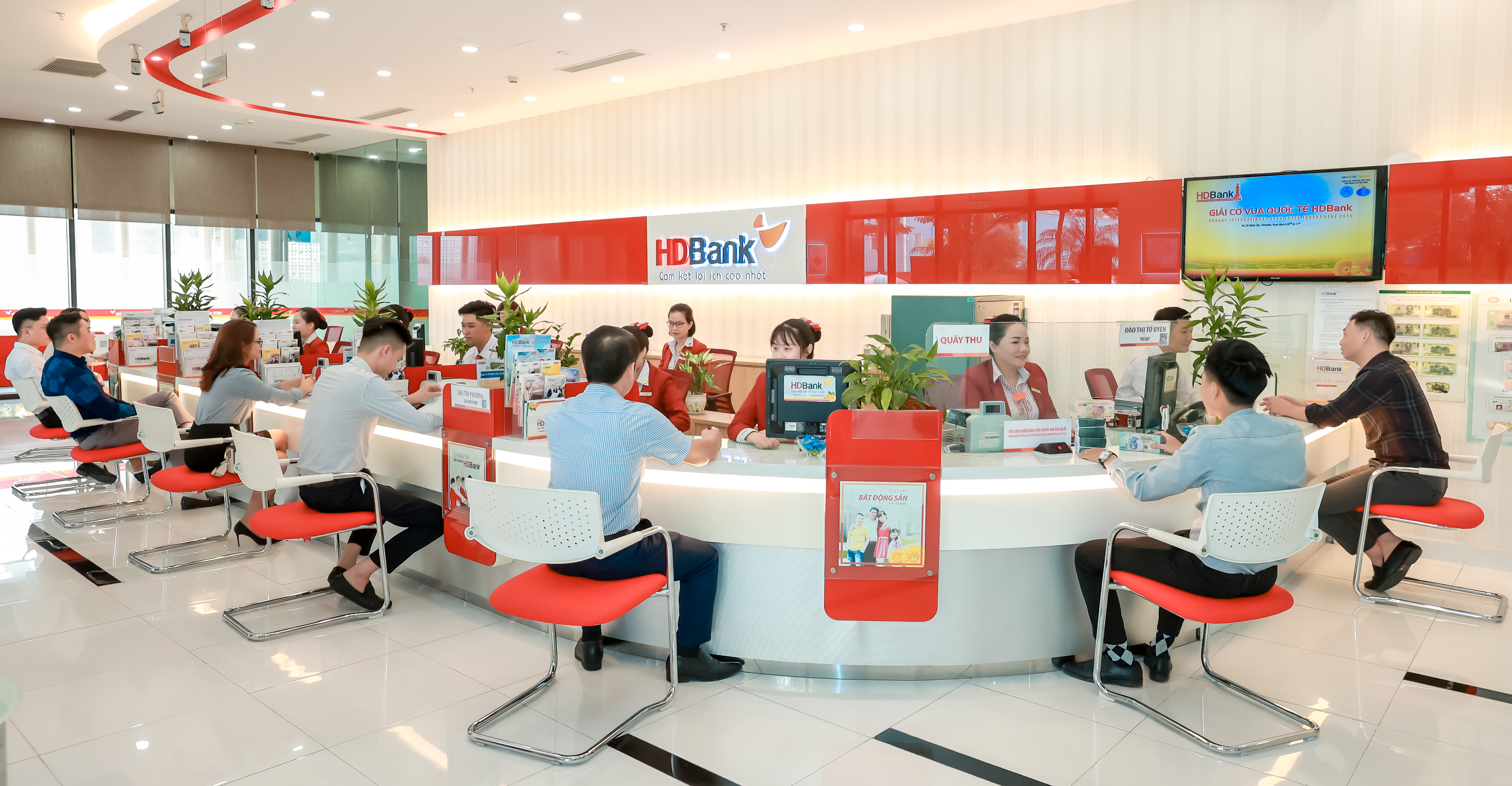 Khách hàng giao dịch tại HDBank.