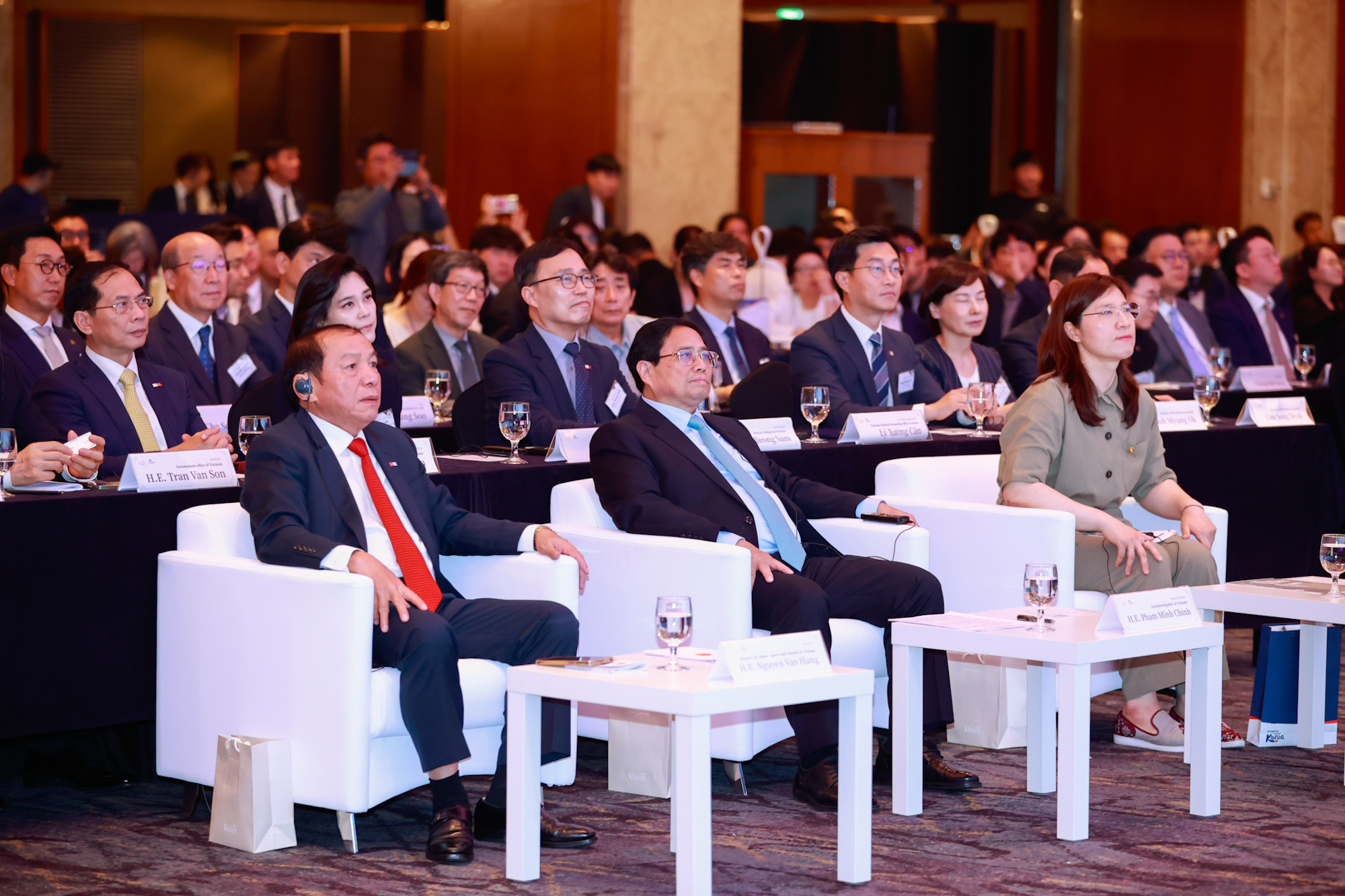 Thủ tướng Phạm Minh Chính và lãnh đạo Bộ Văn hóa, Thể thao và Du lịch hai nước tại Diễn đàn xúc tiến du lịch và hợp tác văn hóa Việt Nam-Hàn Quốc - Ảnh: VGP