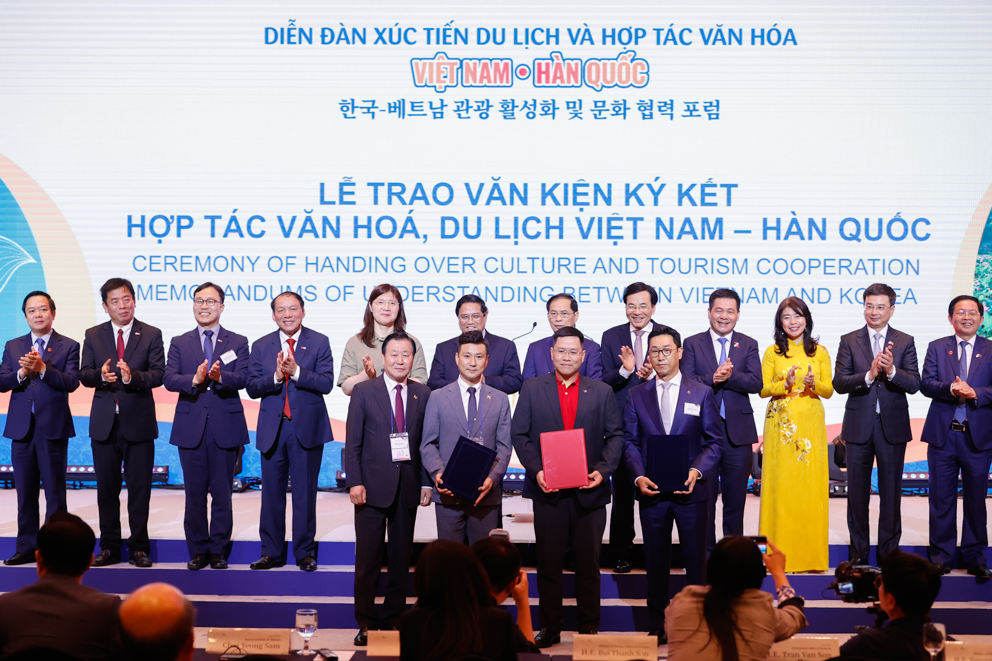 Lễ trao văn kiện ký kết hợp tác văn hóa, du lịch Việt Nam - Hàn Quốc - Ảnh: VGP