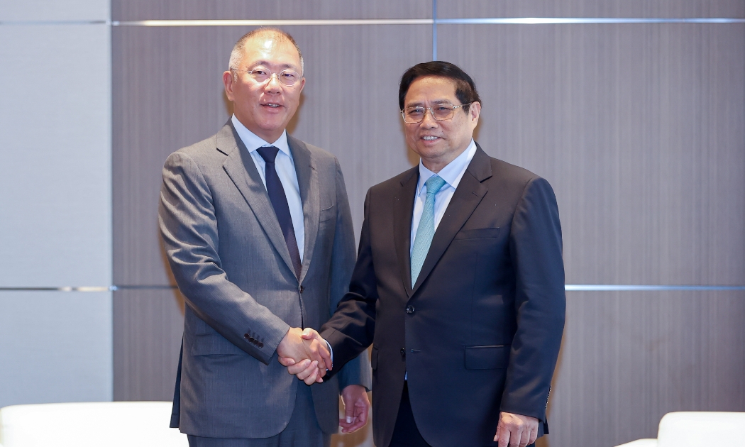 Thủ tướng Phạm Minh Chính và ông Euisun Chung, Chủ tịch điều hành Tập đoàn Hyundai Motor Group - Ảnh: VGP