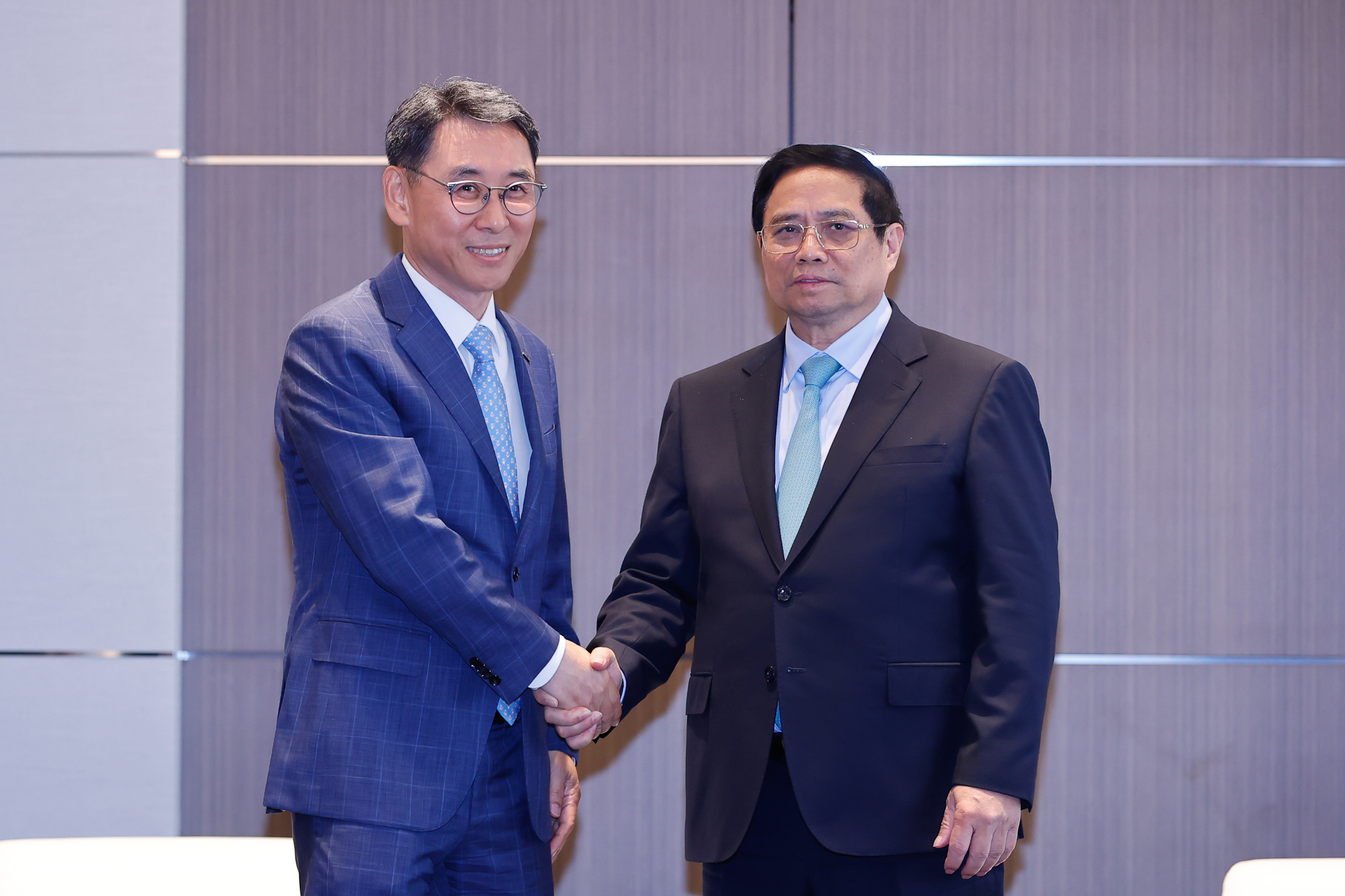 Thủ tướng Phạm Minh Chính và ông Yeonin Jung, Phó Chủ tịch, Tổng Giám đốc điều hành Tập đoàn Doosan Enerbility - Ảnh: VGP