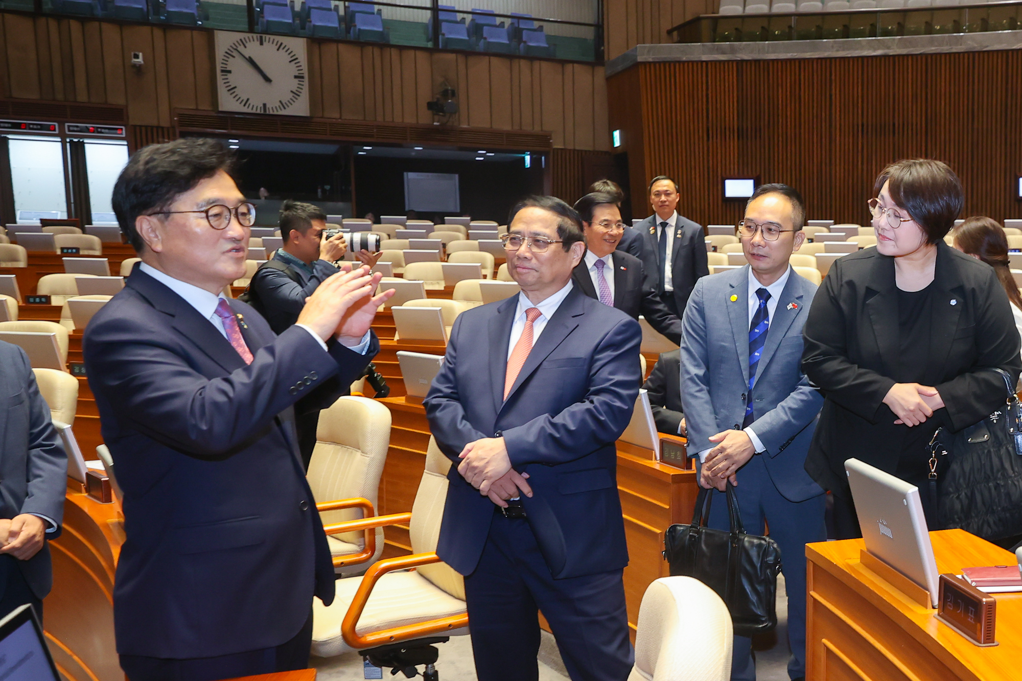 Chủ tịch Quốc hội Hàn Quốc Woo Won Shik giới thiệu với Thủ tướng Chính phủ Phạm Minh Chính về Nhà Quốc hội Hàn Quốc - Ảnh: VGP