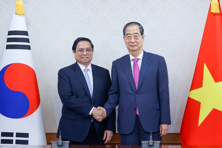 Vietnamese Prime Minister Pham Minh Chinh (left) and his South Korea counterpart Han Duck Soo hold talks in Seoul on July 2. Photo: VGP