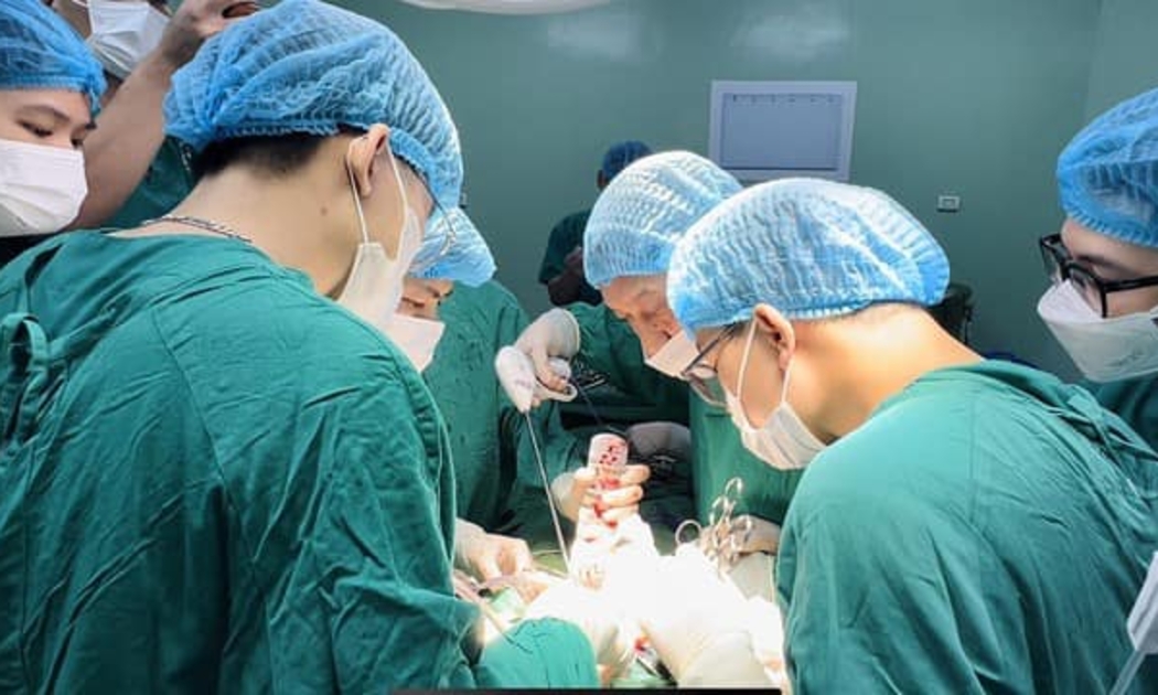 Các y bác sĩ đang điều trị cho bệnh nhân. Ảnh: Tuấn Dũng.