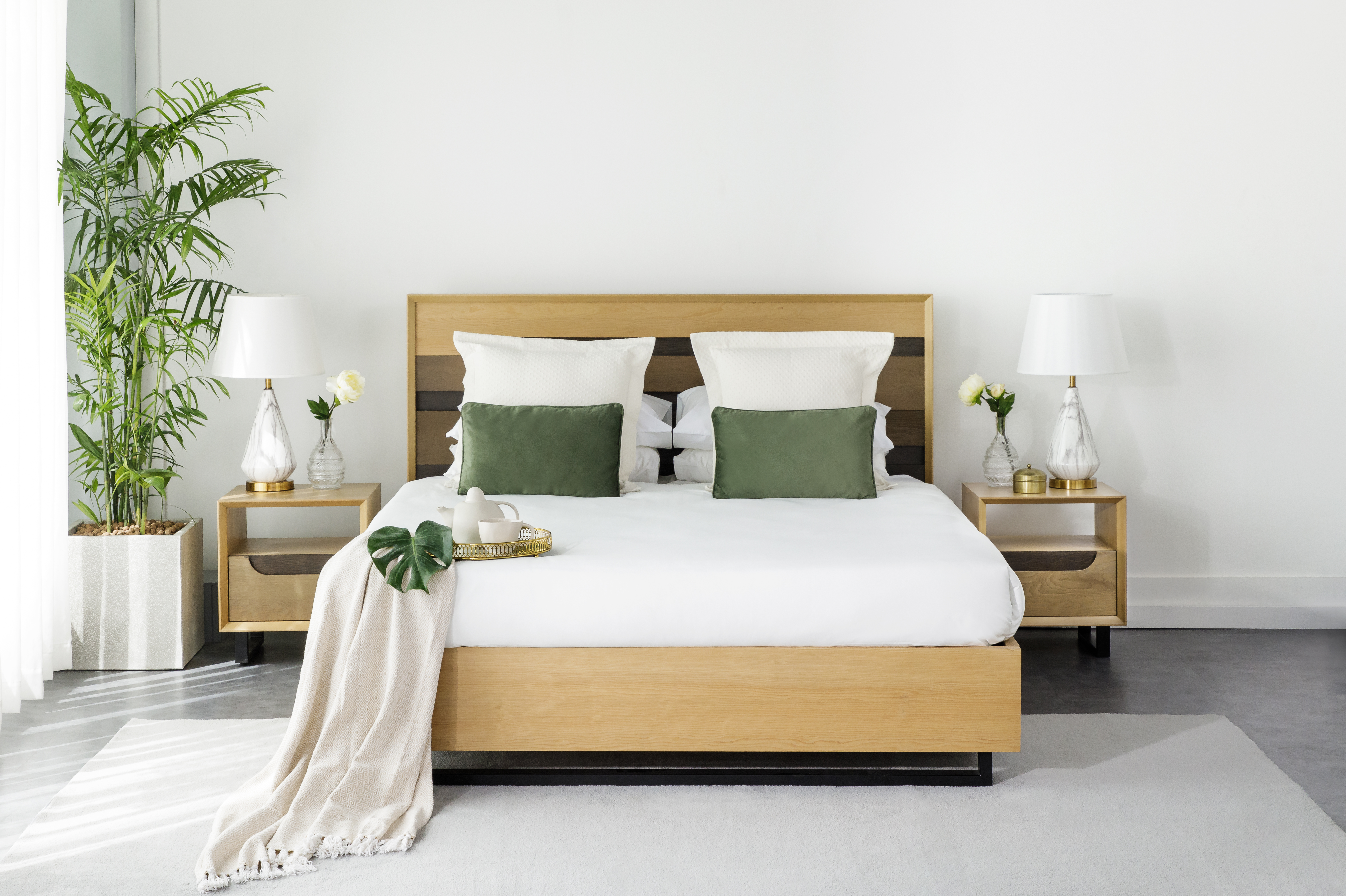 Bộ nội thất phòng ngủ được thiết kế bởi Malene Lillelund Michaelsen và sản xuất bởi công ty TNHH Phan Lê, cho thấy tính linh hoạt, độc đáo của Độc cần bờ Tây. Chủng loại gỗ này dễ dàng được nhuộm màu, đảm bảo sự đa dạng về kiểu dáng, màu sắc và sắc độ màu của thành phẩm.