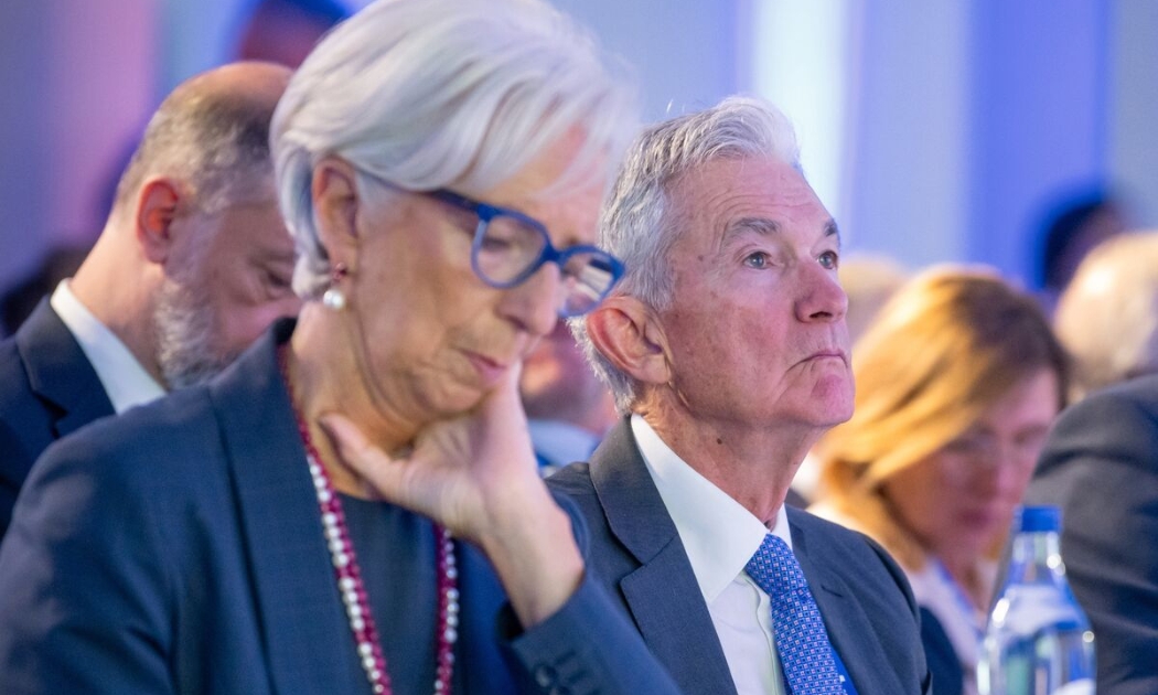Chủ tịch ECB Christine Lagarde và Chủ tịch Fed Jerome Powell tại hội nghị thường niên của ECB ở Sintra, Bồ Đào Nha ngày 2/7 - Ảnh: Bloomberg.