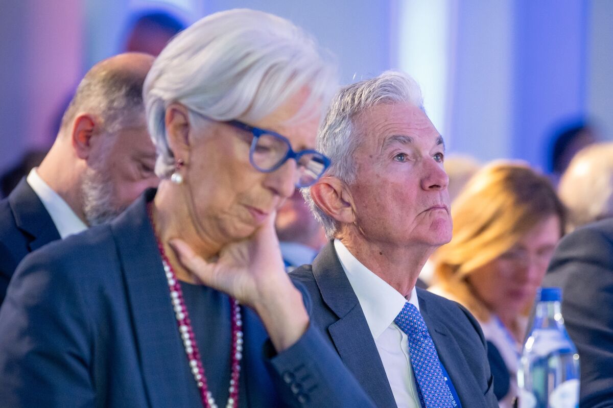Chủ tịch ECB Christine Lagarde và Chủ tịch Fed Jerome Powell tại hội nghị thường niên của ECB ở Sintra, Bồ Đào Nha ngày 2/7 - Ảnh: Bloomberg.