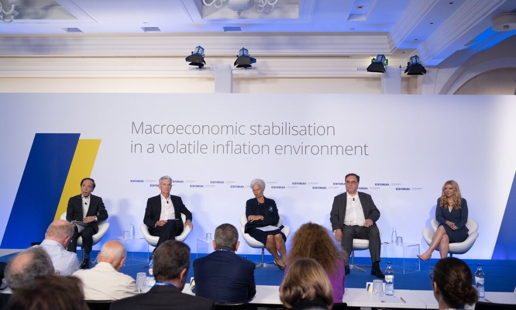 Chủ tịch Fed Jerome Powell (thứ hai từ trái sang) tại hội nghị thường niên của ECB tại Sintra, Bồ Đào Nha ngày 2/7 - Ảnh: Bloomberg.