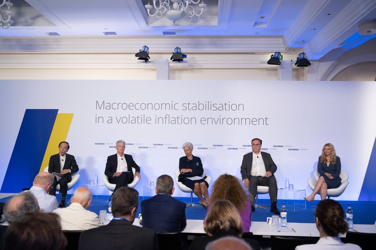 Chủ tịch Fed Jerome Powell (thứ hai từ trái sang) tại hội nghị thường niên của ECB tại Sintra, Bồ Đào Nha ngày 2/7 - Ảnh: Bloomberg.