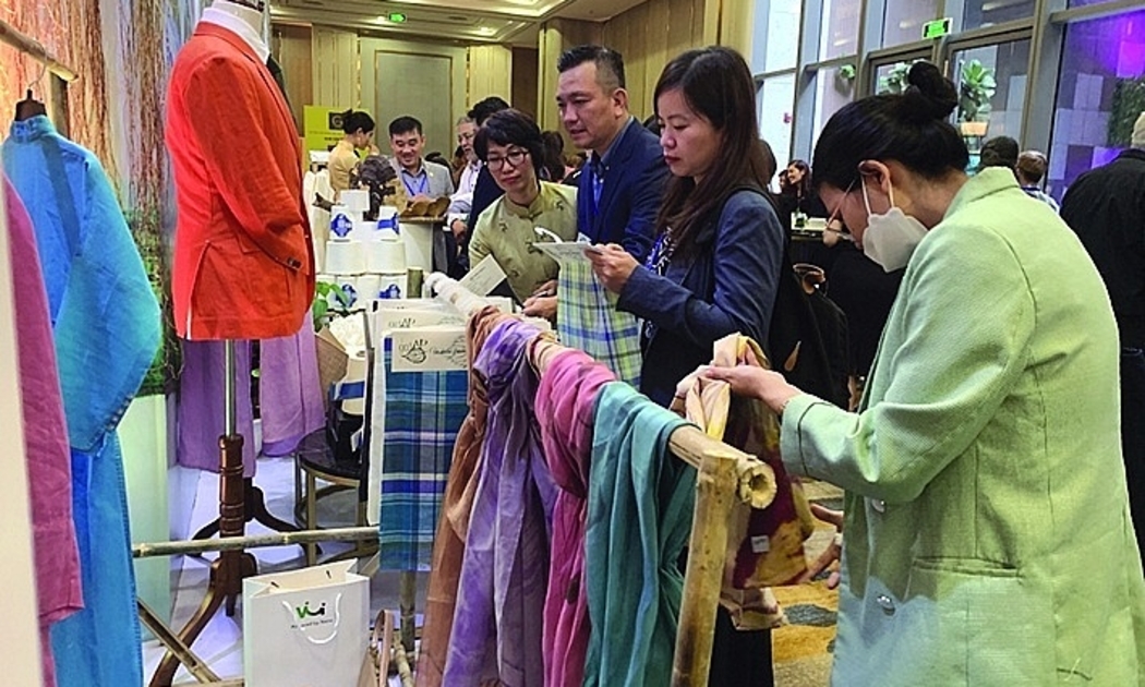 Vải, sợi làm từ cây gai xanh đang được ngành dệt may Việt Nam tập trung phát triển.