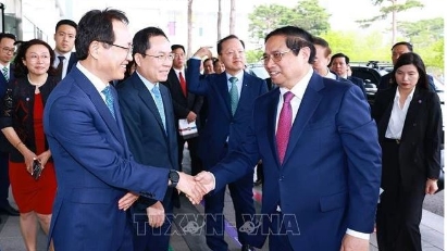 PM visits Samsung’s semiconductor cluster in RoK’s Gyeonggi province