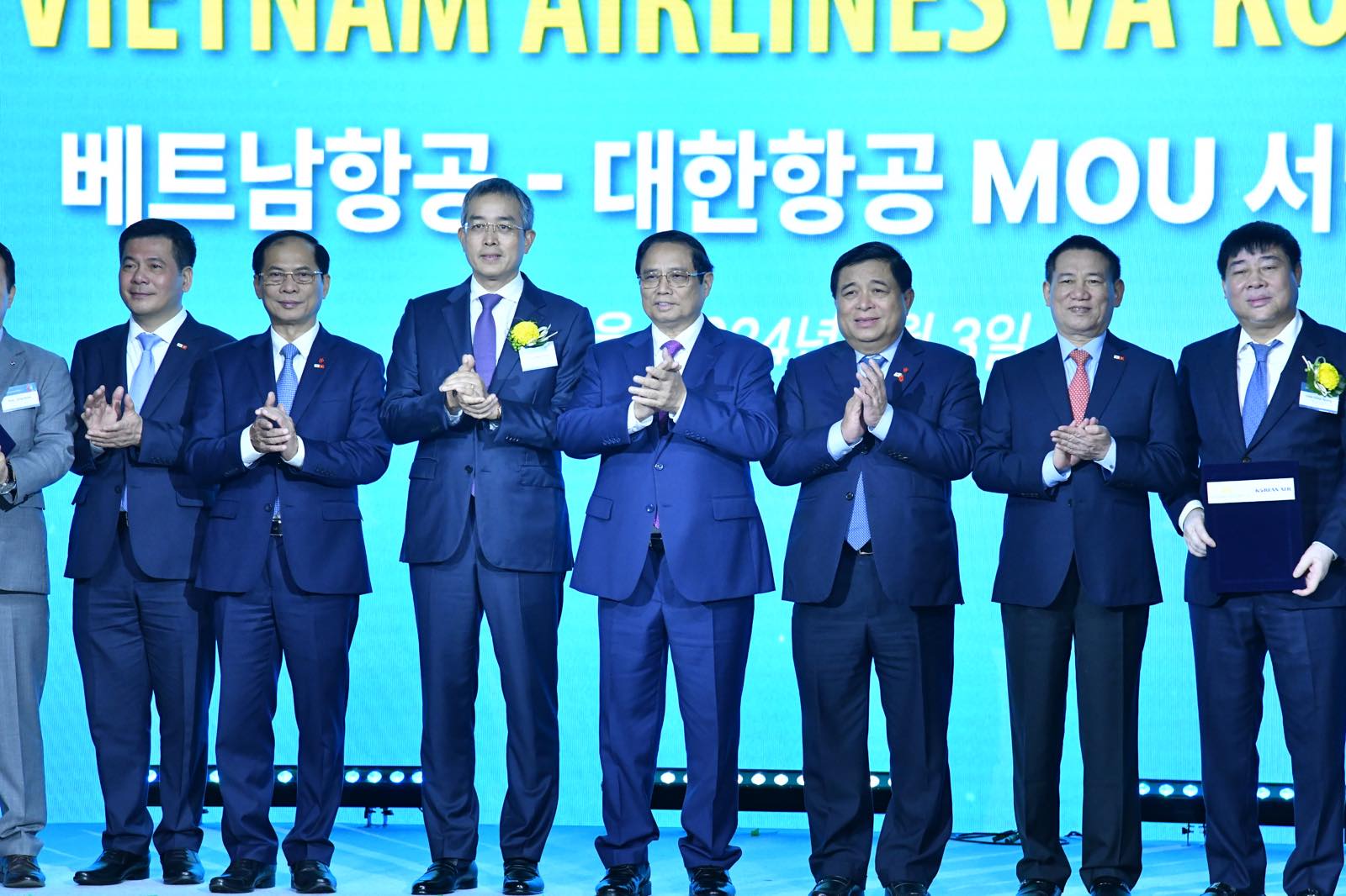Hiện nay, Vietnam Airlines đang khai th&aacute;c 06 đường bay thẳng l&agrave; H&agrave; Nội, Tp Hồ Ch&iacute; Minh - Seoul; H&agrave; Nội, Tp Hồ Ch&iacute; Minh - Busan; Đ&agrave; Nẵng - Seoul v&agrave; Cam Ranh - Seoul, với tần suất trung b&igrave;nh l&ecirc;n tới 112 chuyến bay mỗi tuần.