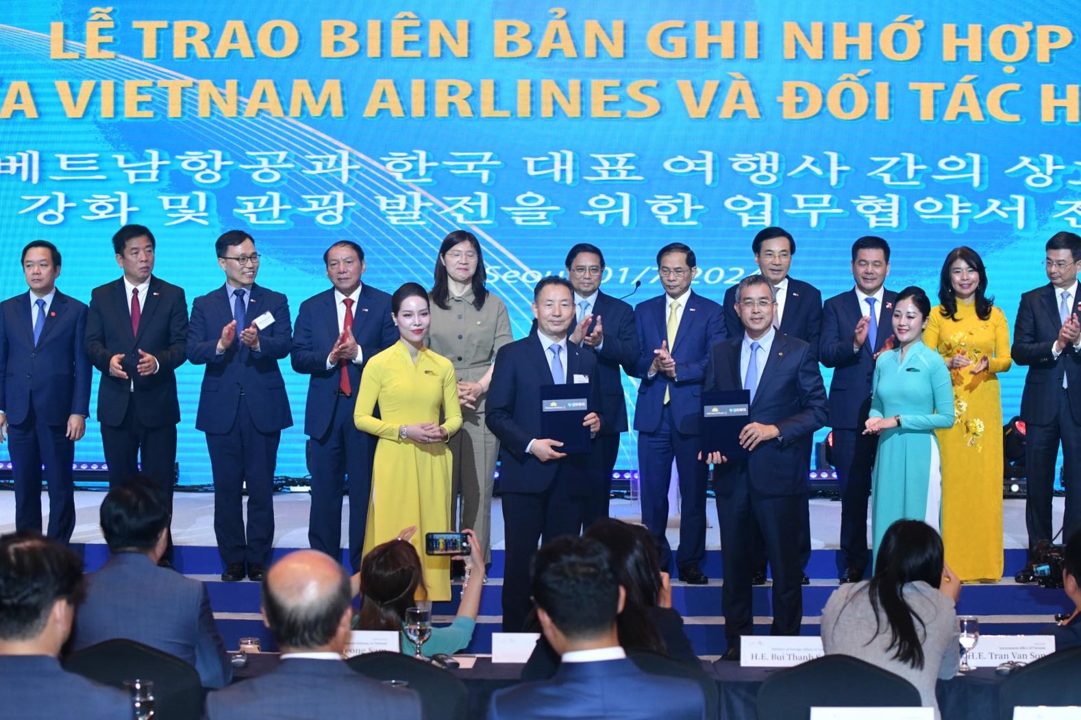 Trước đó, vào ngày 1/7, Hãng cũng đã đã trao Biên bản ghi nhớ hợp tác với 4 công ty du lịch tại Hàn Quốc. Theo đó, Vietnam Airlines sẽ phối hợp với các đối tác tăng cường xúc tiến đầu tư, du lịch hai chiều, hỗ trợ lẫn nhau trong các hoạt động quảng bá, tiếp thị và hợp tác sản phẩm, dịch vụ hàng không.