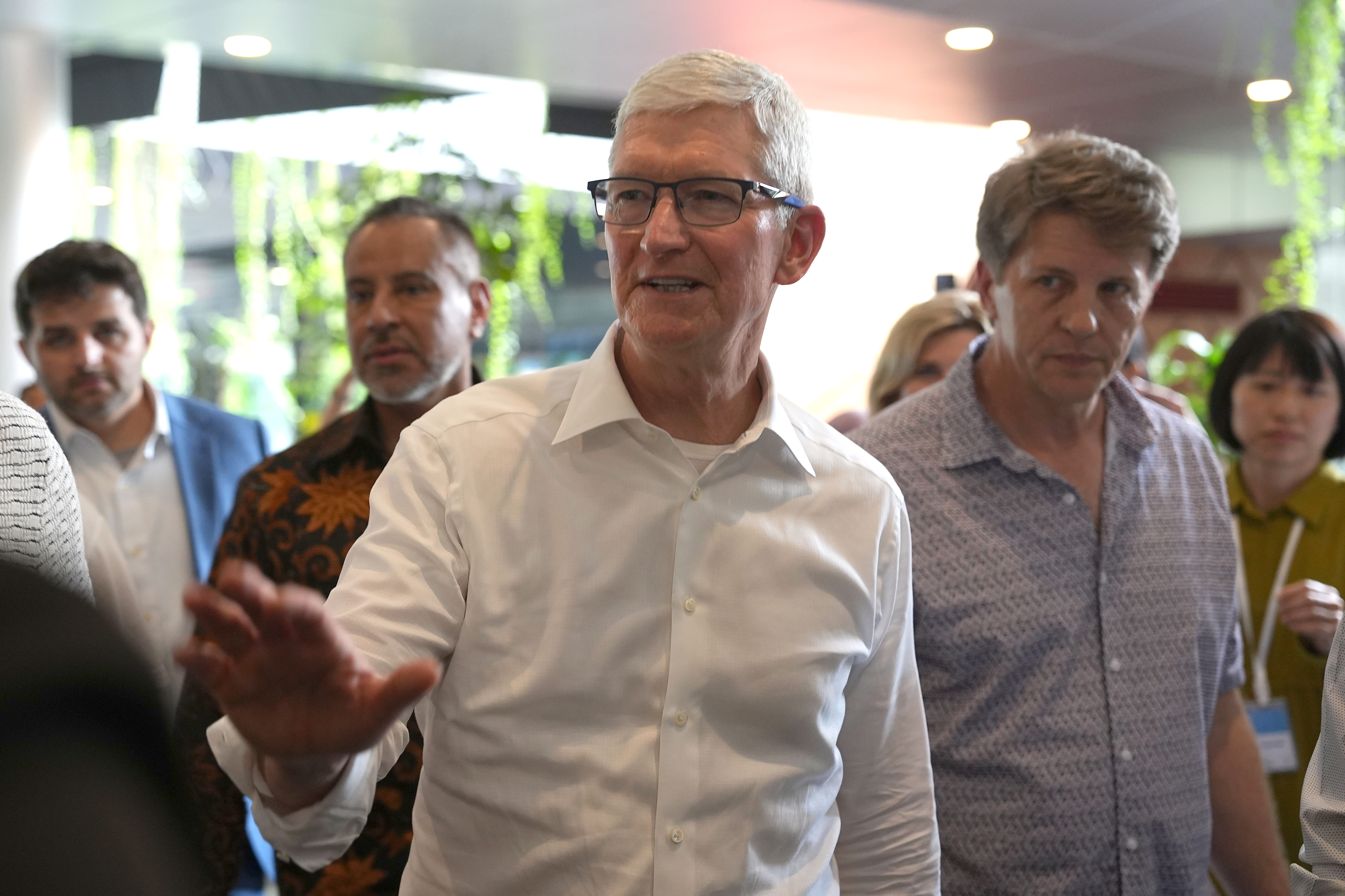 CEO Tim Cook trong chuyến thăm v&agrave; l&agrave;m việc tại Singapore v&agrave;o th&aacute;ng 4/2024.&nbsp;