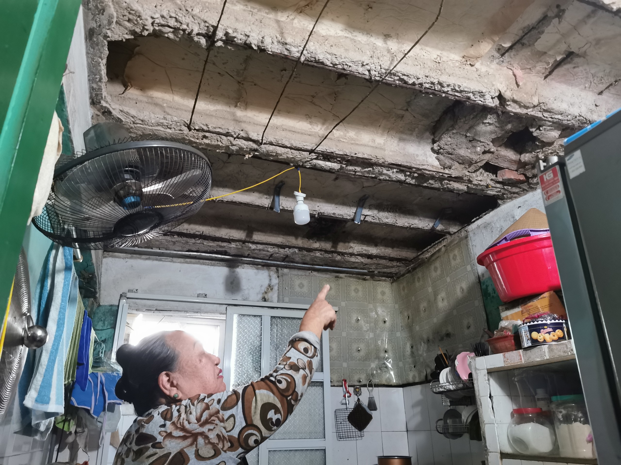Căn hộ nhà bà Thanh tại tầng 2 toà A6 khu tập thể Vạn Mỹ bê tông, vừa trần sập cả mảng