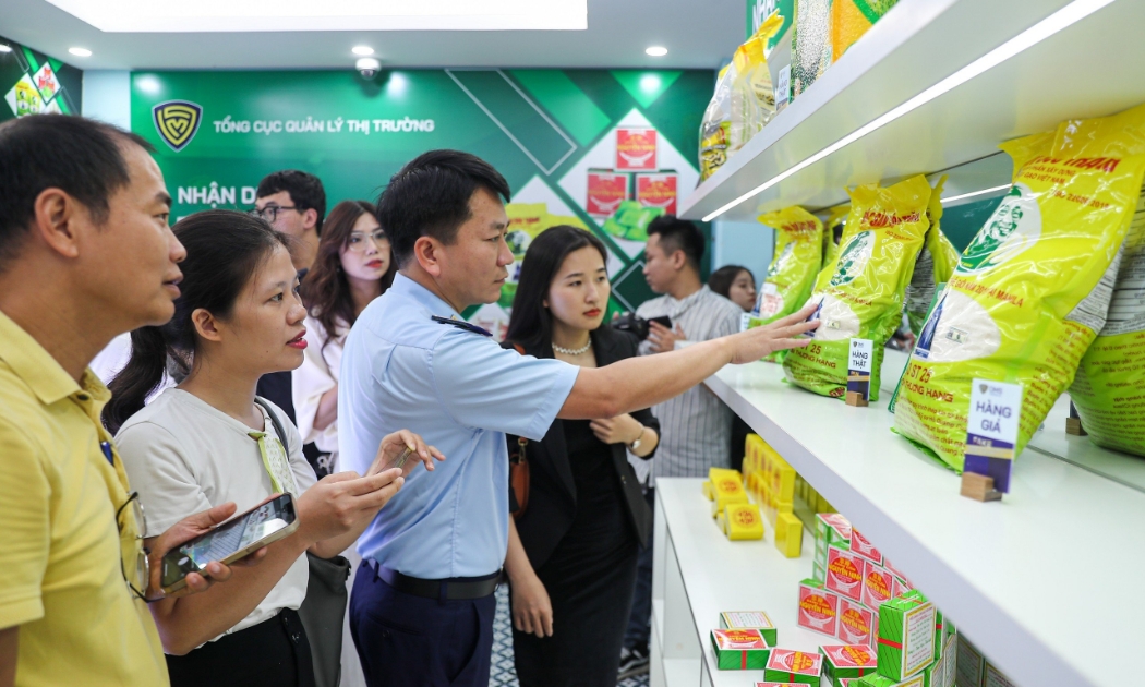 Các chuyên viên của Tổng cục quản lý thị trường trực tiếp hướng dẫn cách nhận diện các dấu hiệu cơ bản của hàng thật và hàng giả.