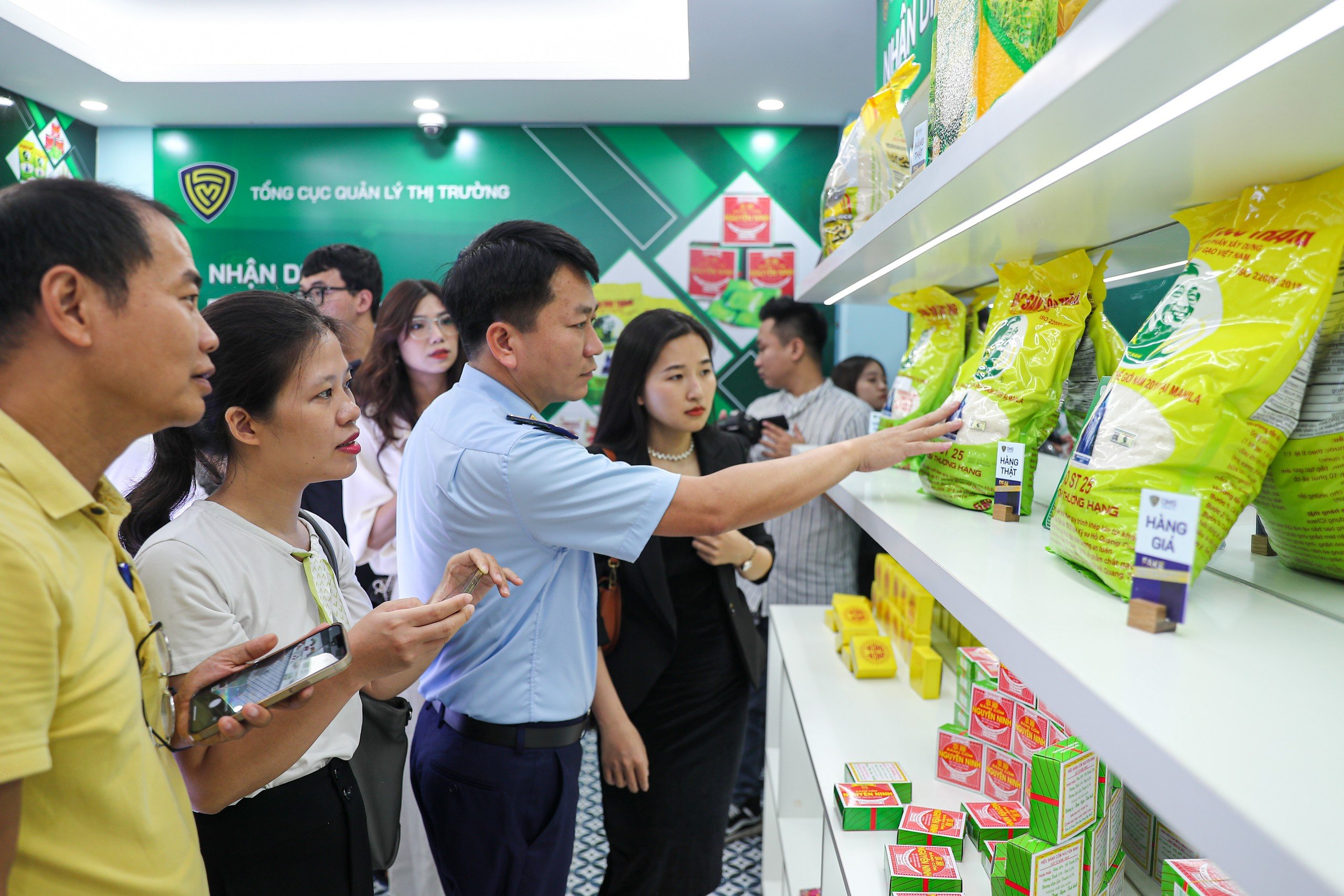 Các chuyên viên của Tổng cục quản lý thị trường trực tiếp hướng dẫn cách nhận diện các dấu hiệu cơ bản của hàng thật và hàng giả.