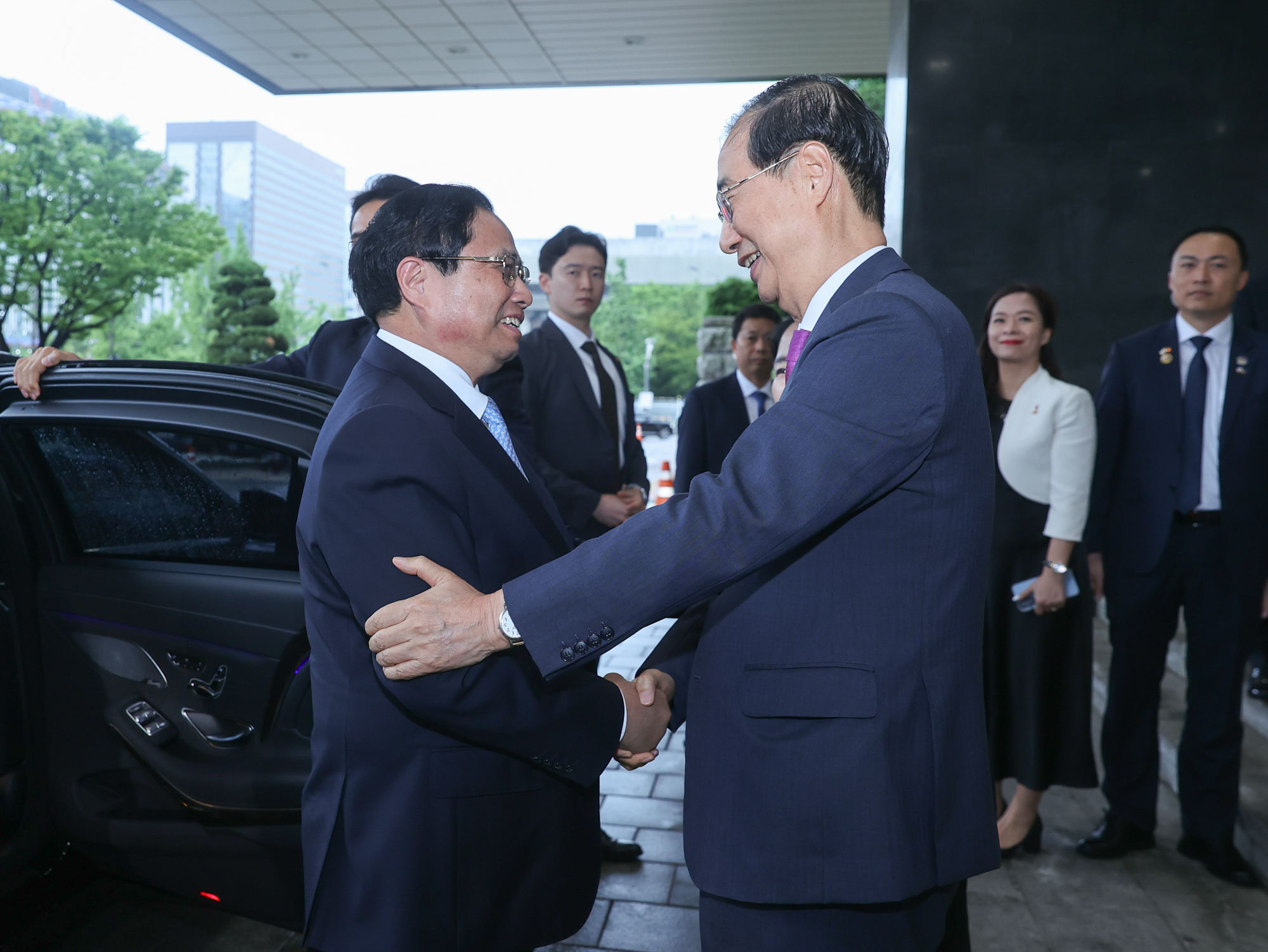 Thủ tướng Han Duck Soo hoan nghênh Thủ tướng Chính phủ Phạm Minh Chính thăm chính thức Hàn Quốc - Ảnh: VGP