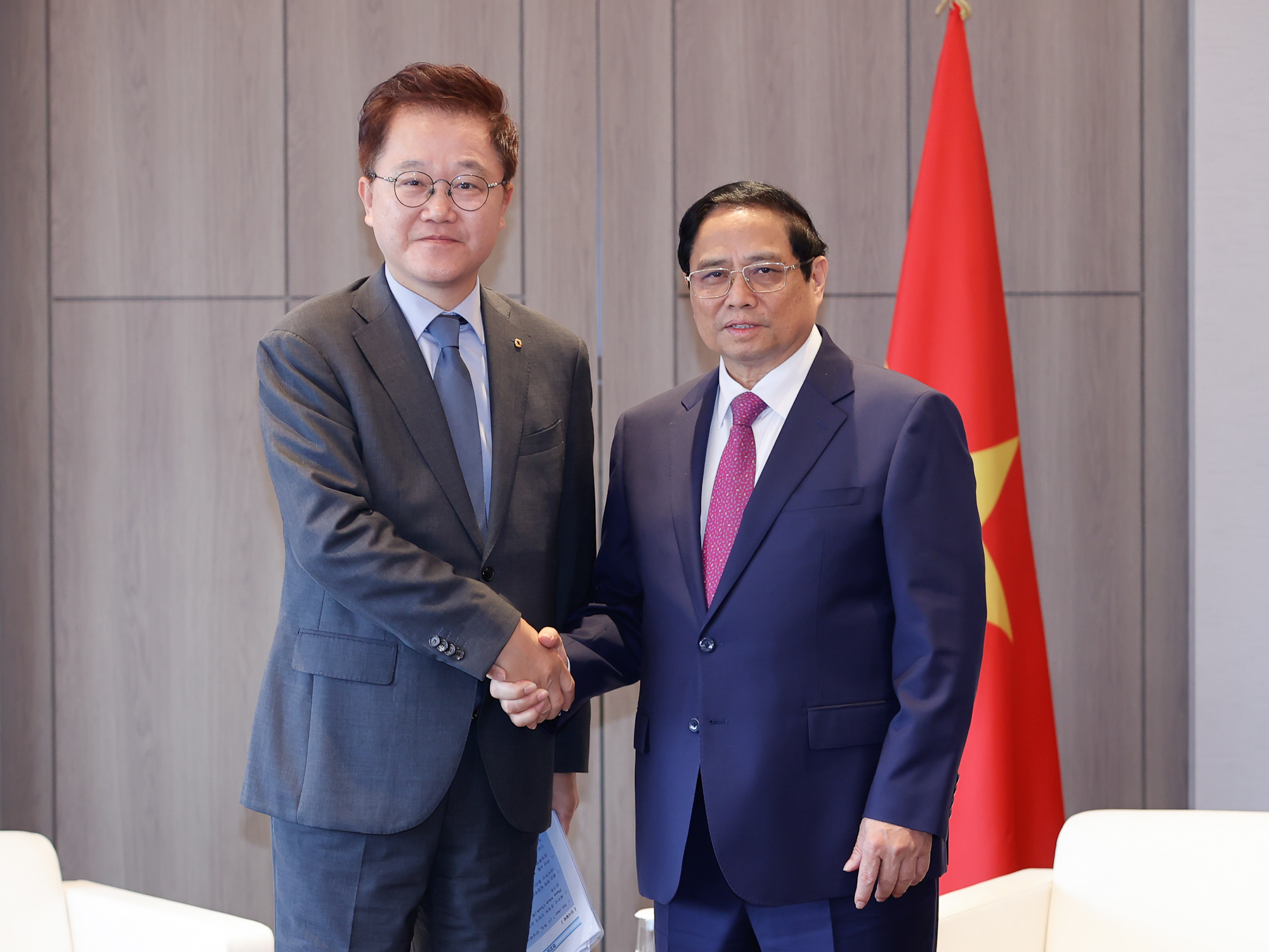 Thủ tướng tiếp ông Kang Seoghoon, Chủ tịch kiêm Giám đốc điều hành Ngân hàng KDB - Ảnh: VGP