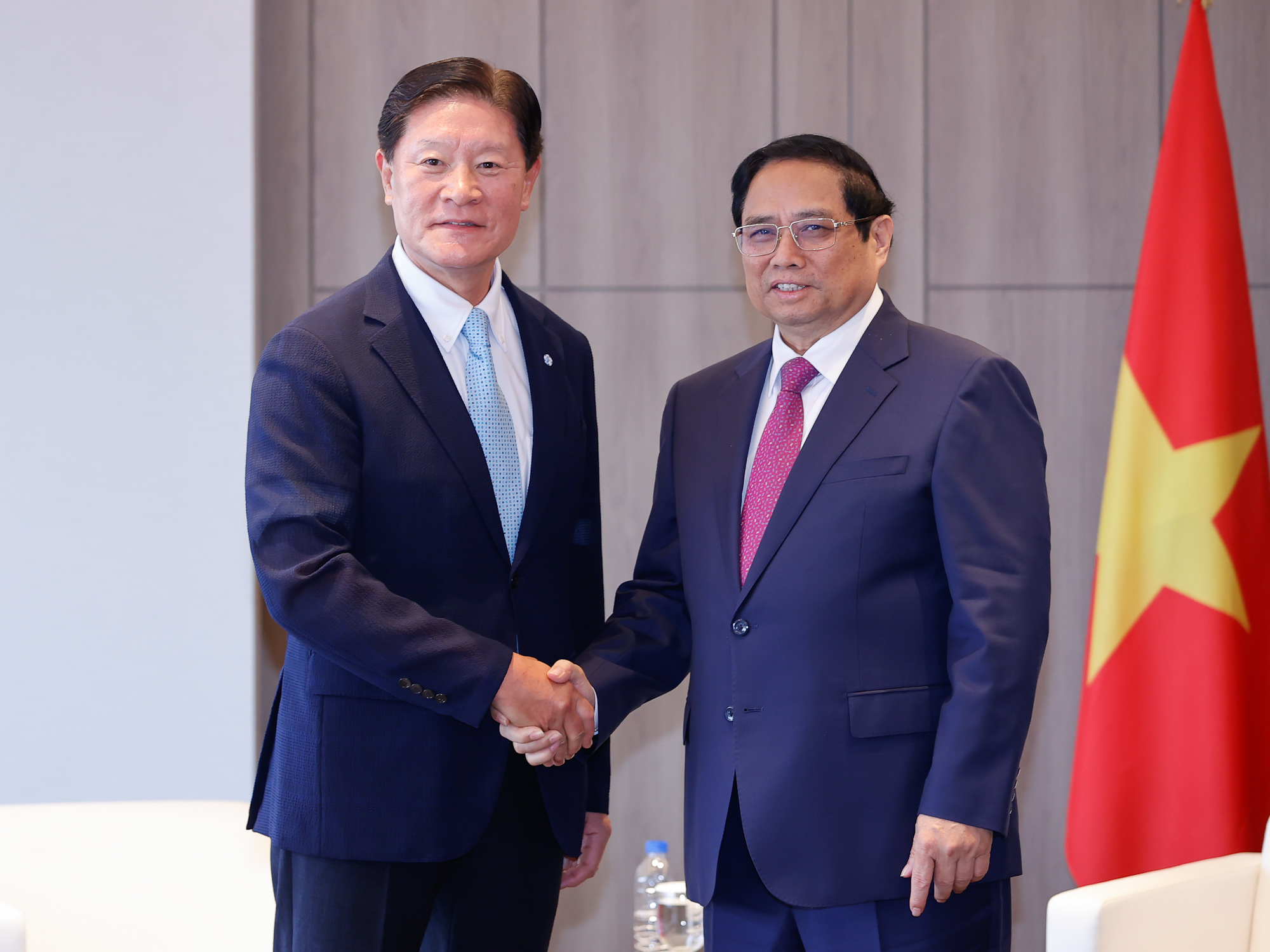Thủ tướng tiếp ông Huh Yoon Hong, Chủ tịch và ông Huh Myung-soo, Cố vấn cấp cao tập đoàn GS Engineering & Construction Corp - Ảnh: VGP