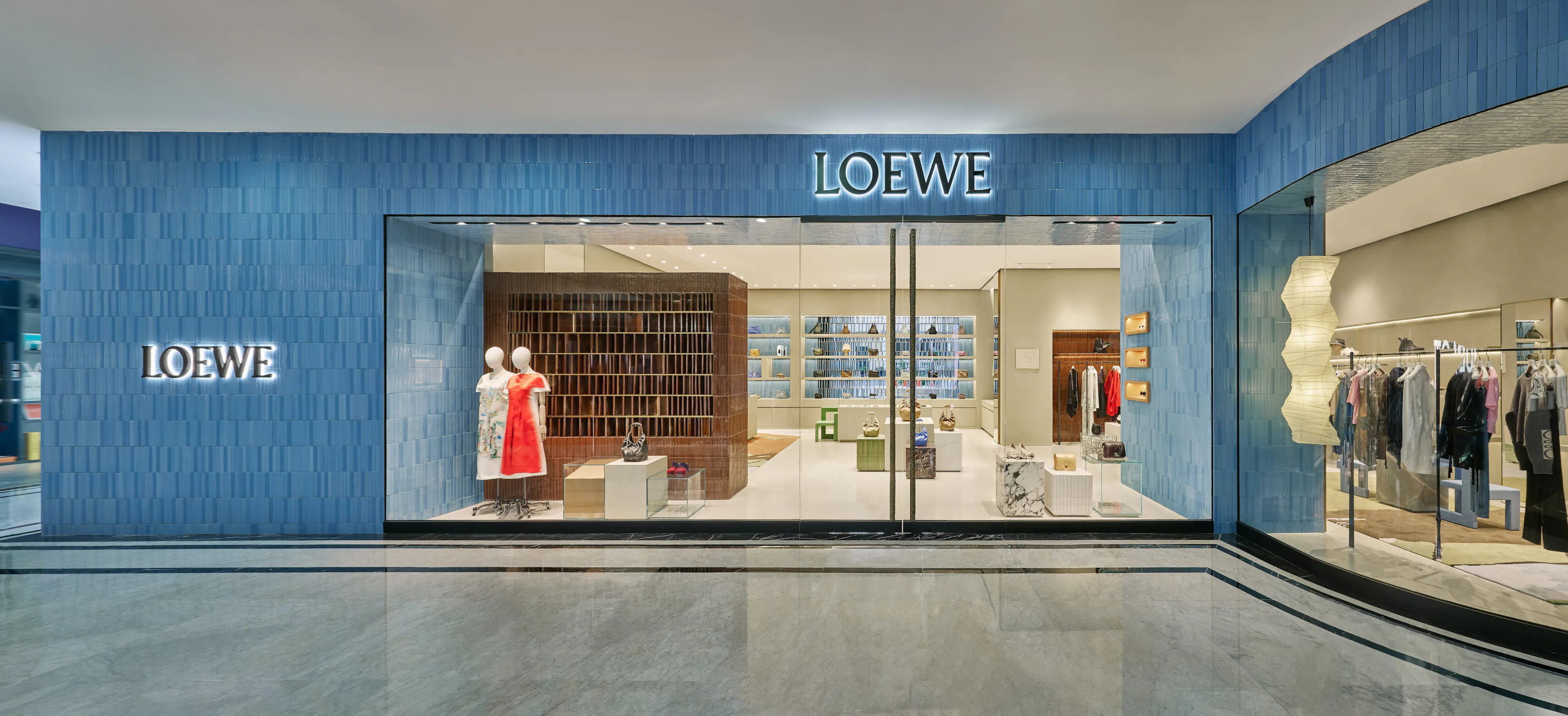 Tháng 6 này, cửa hàng đầu tiên của Loewe tại Việt Nam đã ra mắt tại TTTM Union Square, số 171, Đồng Khởi, quận 1, TP. HCM.