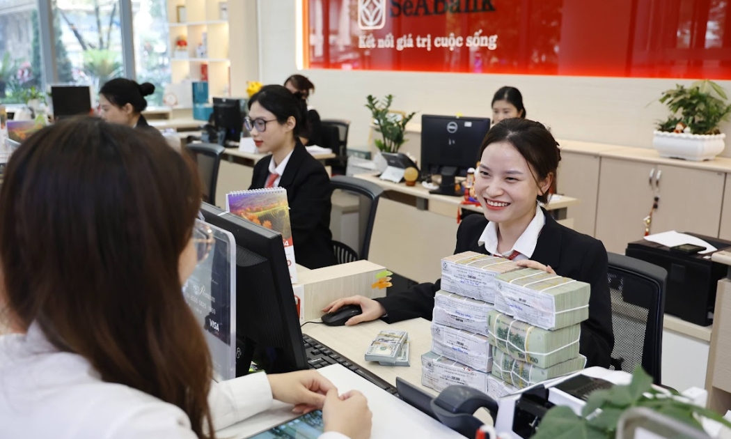 Khách hàng giao dịch tại SeABank.