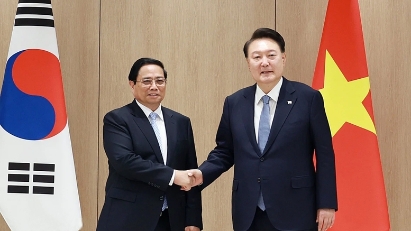 Prime Minister Pham Minh Chinh meets with South Korean President Yoon Suk-yeol