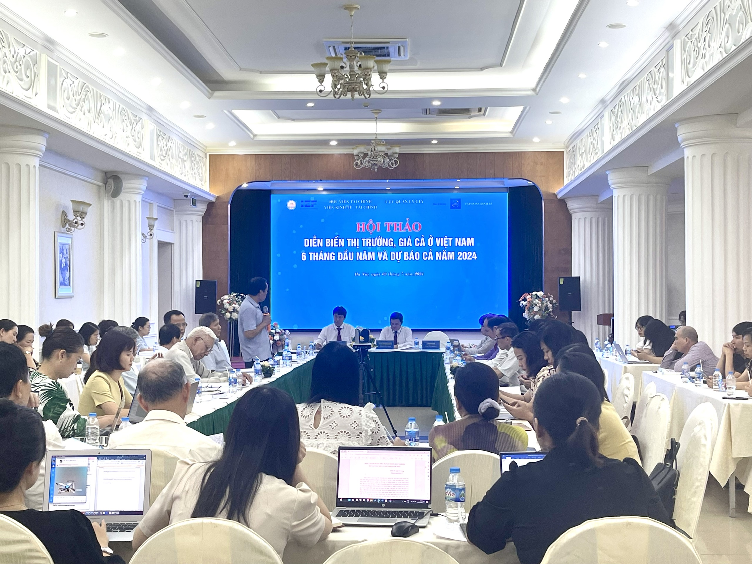 C&aacute;c chuy&ecirc;n gia tại&nbsp;Hội thảo: &ldquo;Diễn biến thị trường, gi&aacute; cả ở Việt Nam 6 th&aacute;ng đầu năm v&agrave; dự b&aacute;o cả năm 2024&rdquo; nhận diện r&otilde; c&aacute;c nh&acirc;n tố, sức &eacute;p g&acirc;y lạm ph&aacute;t cuối năm.