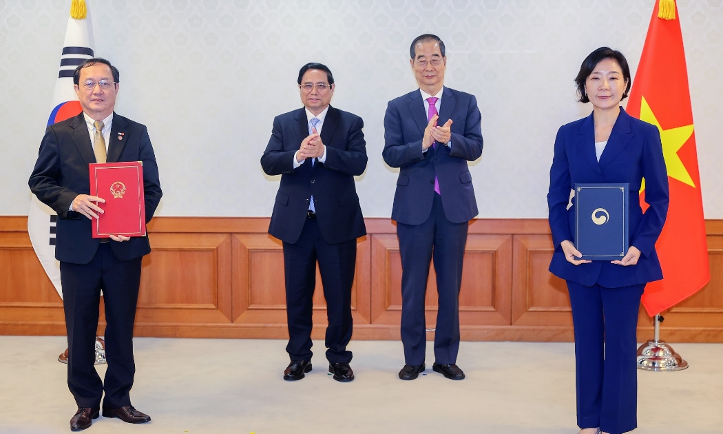 Thủ tướng Phạm Minh Chính và Thủ tướng Han Duck Soo chứng kiến trao Bản ghi nhớ về hợp tác phát triển và trao đổi hệ sinh thái khởi nghiệp đổi mới sáng tạo giữa Bộ Khoa học và Công nghệ Việt Nam và Bộ Doanh nghiệp nhỏ và vừa và khởi nghiệp Hàn Quốc.