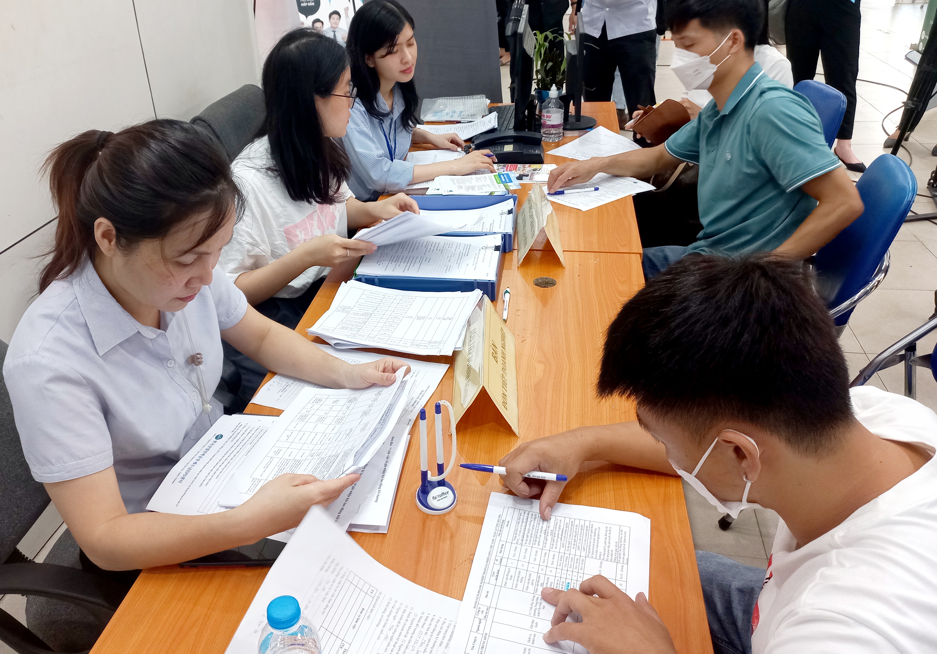 Người lao động đăng k&yacute; th&ocirc;ng tin t&igrave;m việc l&agrave;m tại H&agrave; Nội. Ảnh: Nhật Dương.